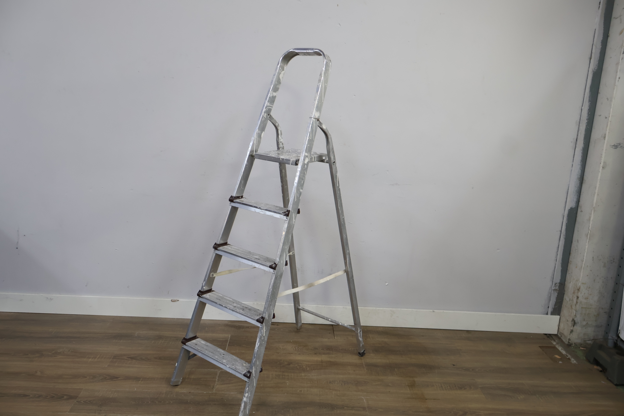 Aluminium huishoudtrap met vier treden – foto 10 – kavel bij GSD Auctions, Zoeterwoude