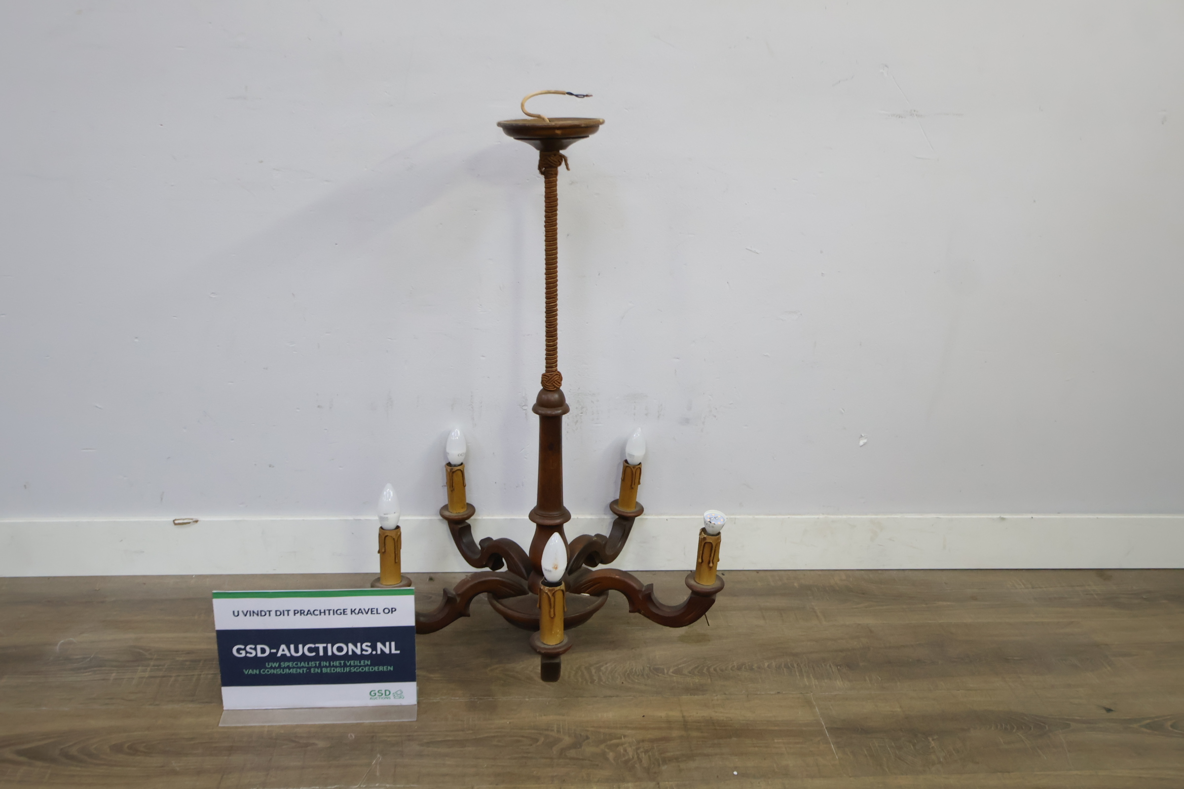 Houten hanglamp met vijf kappen – foto 2 – kavel bij GSD Auctions, Zoeterwoude