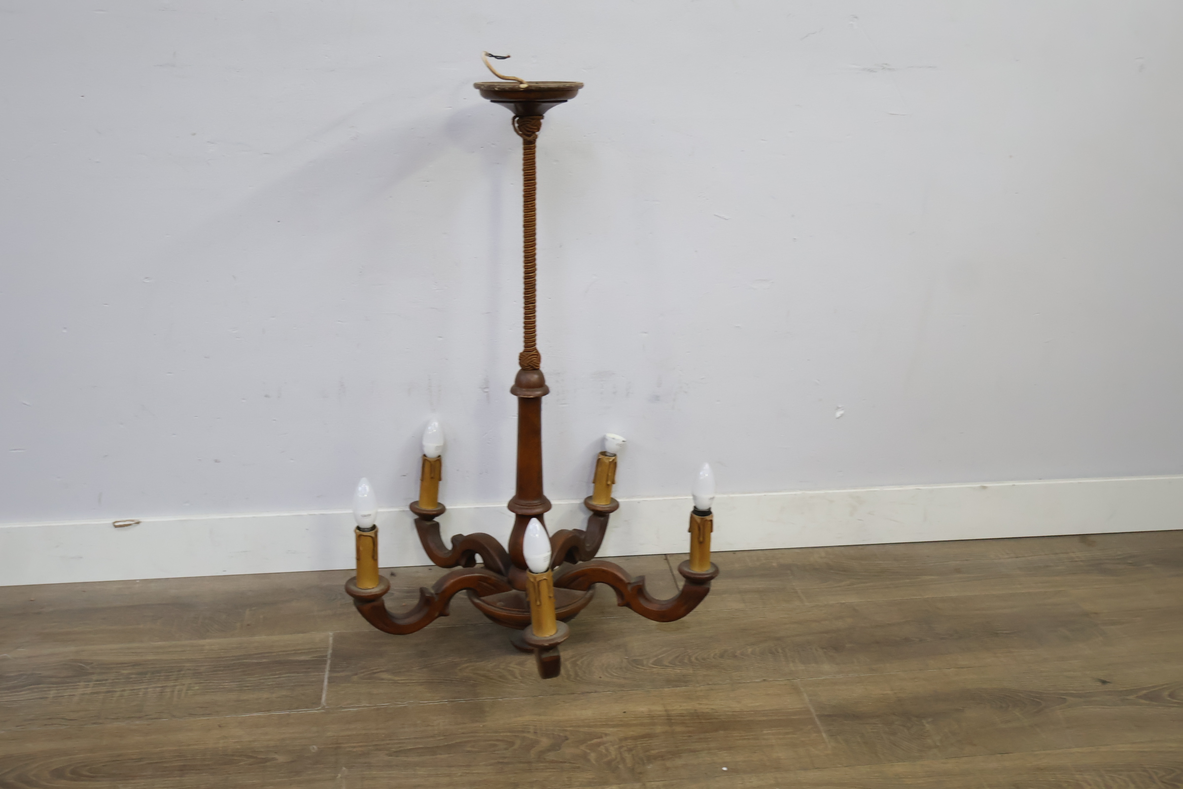Houten hanglamp met vijf kappen – foto 3 – kavel bij GSD Auctions, Zoeterwoude