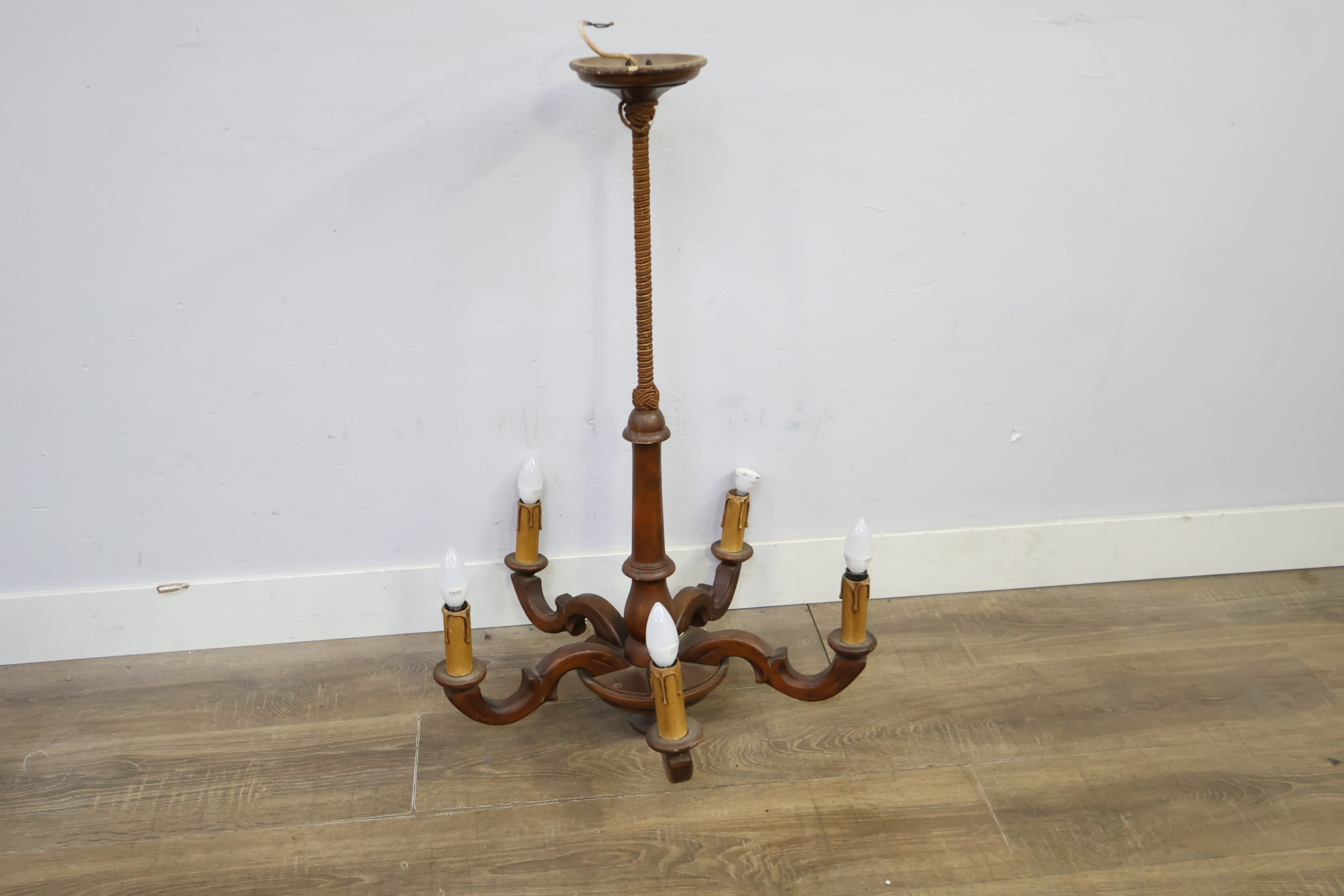 Houten hanglamp met vijf kappen – foto 4 – kavel bij GSD Auctions, Zoeterwoude
