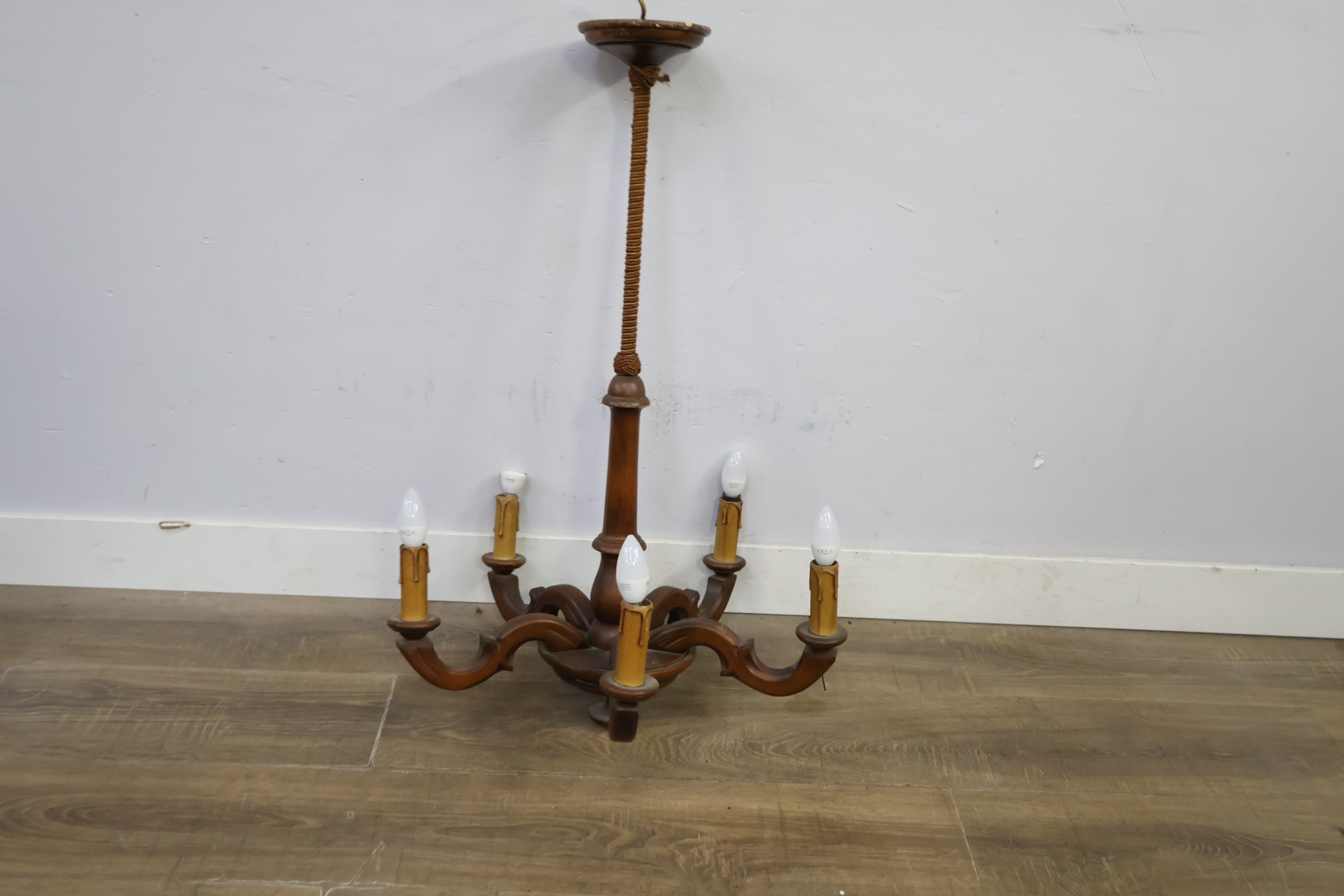 Houten hanglamp met vijf kappen – foto 5 – kavel bij GSD Auctions, Zoeterwoude