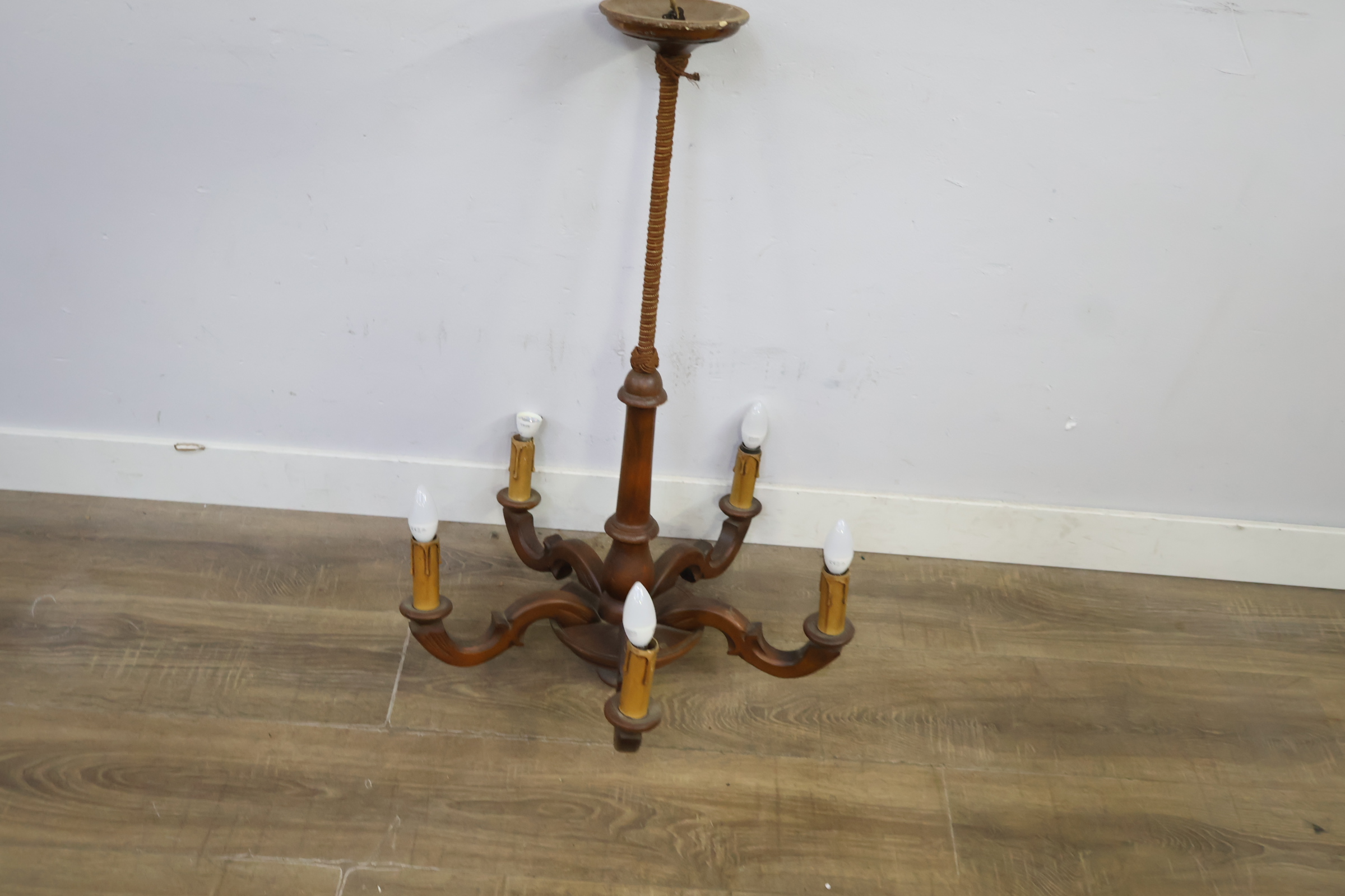 Houten hanglamp met vijf kappen – foto 6 – kavel bij GSD Auctions, Zoeterwoude