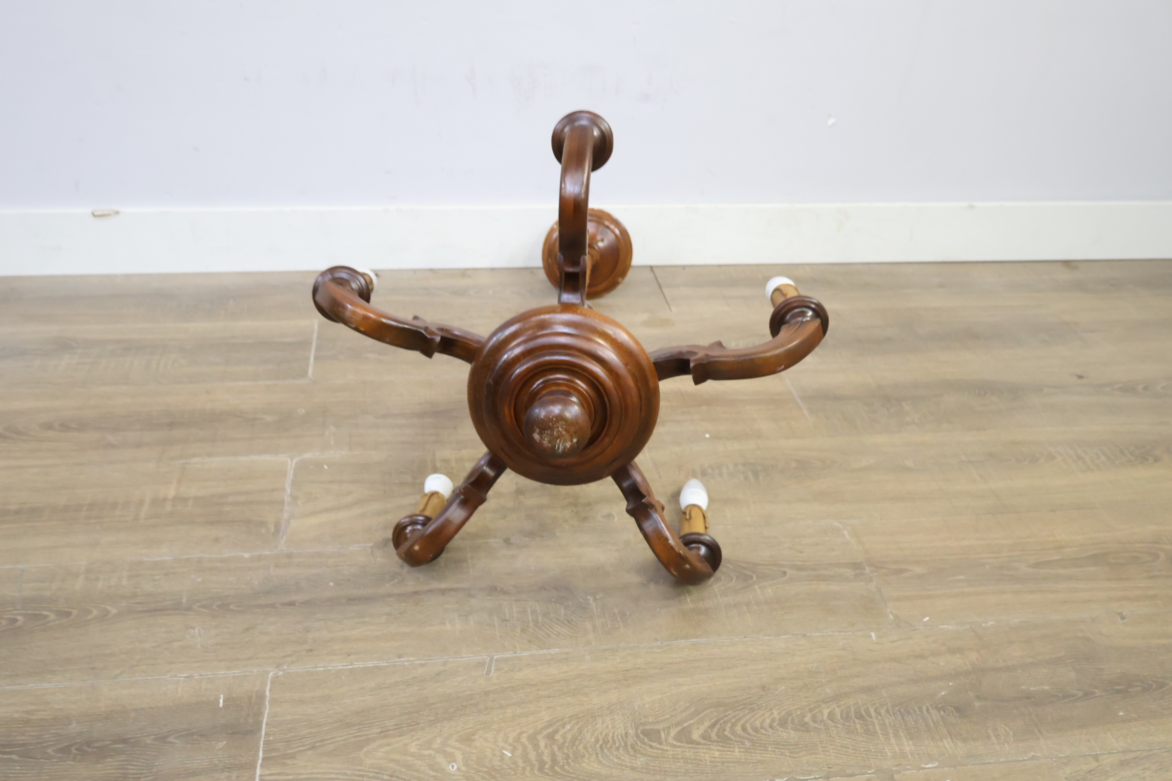 Houten hanglamp met vijf kappen – foto 8 – kavel bij GSD Auctions, Zoeterwoude