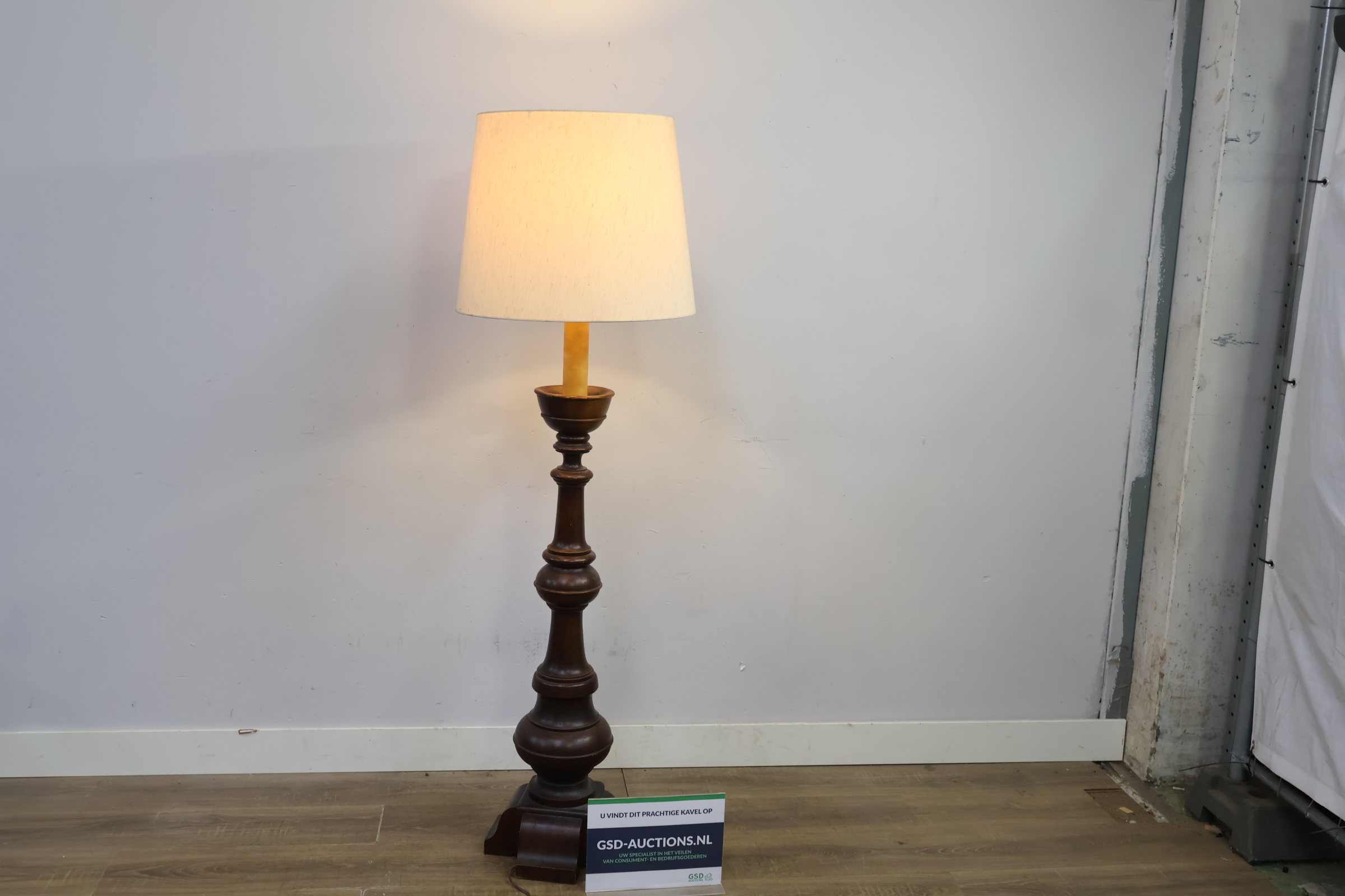 Vintage houten vloerlamp met crèmekleurige kap – foto 2 – kavel bij GSD Auctions, Zoeterwoude