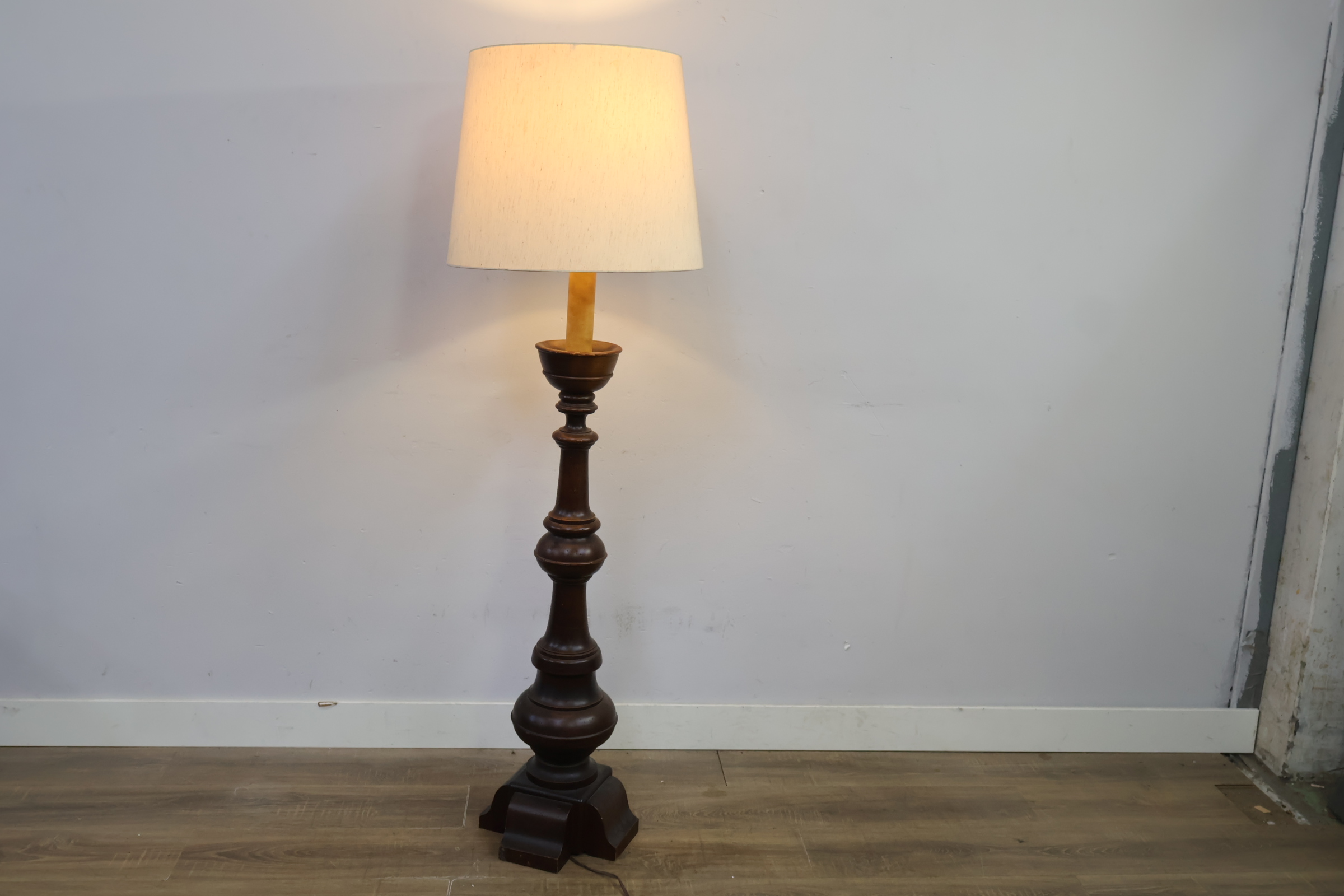 Vintage houten vloerlamp met crèmekleurige kap – foto 3 – kavel bij GSD Auctions, Zoeterwoude