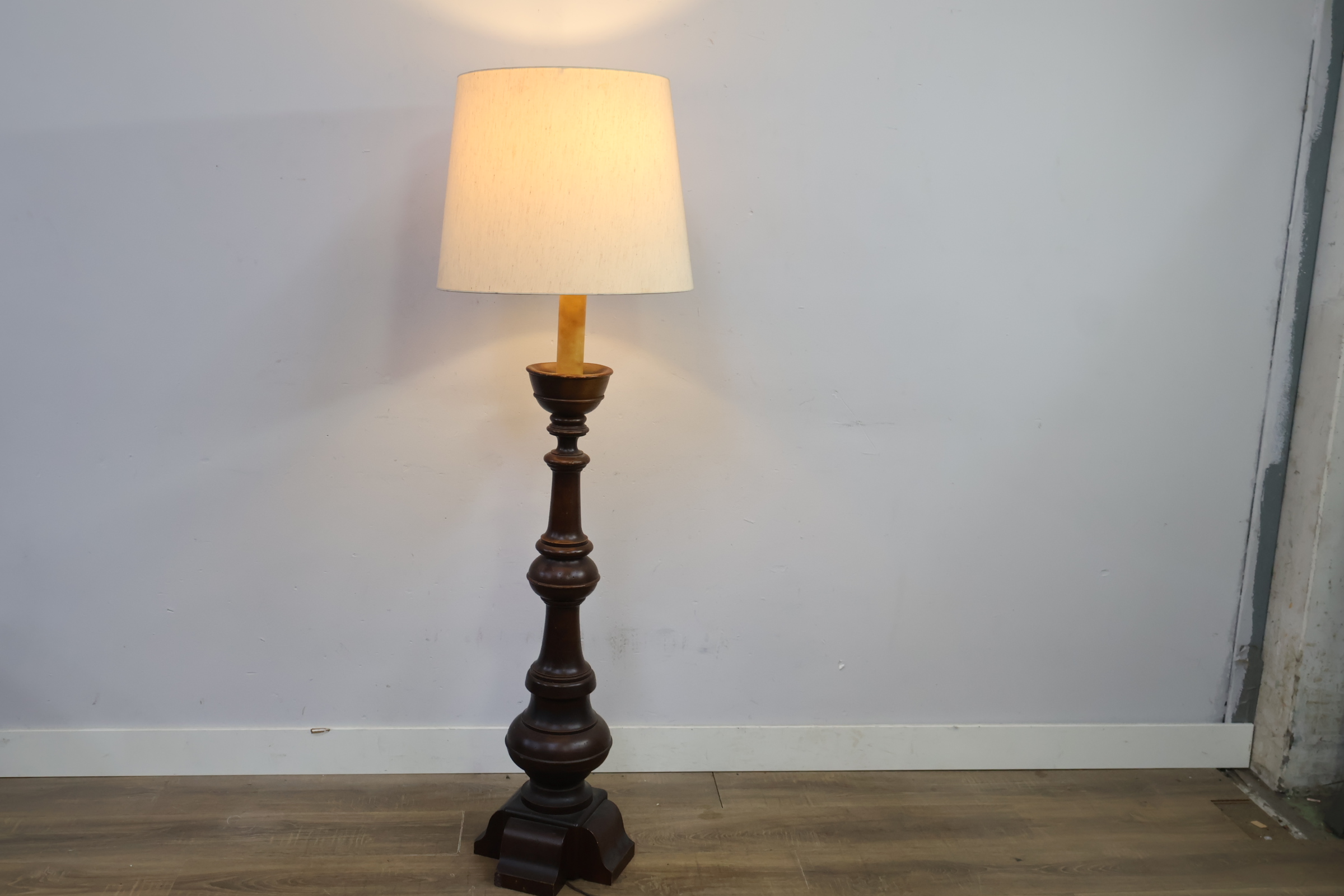 Vintage houten vloerlamp met crèmekleurige kap – foto 4 – kavel bij GSD Auctions, Zoeterwoude