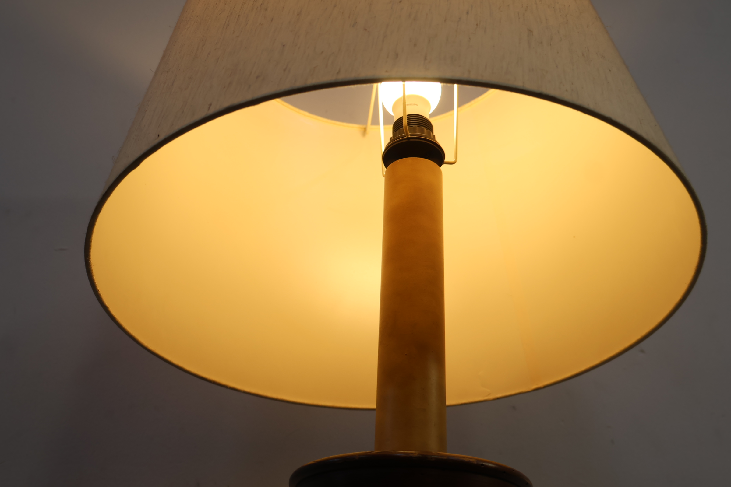 Vintage houten vloerlamp met crèmekleurige kap – foto 5 – kavel bij GSD Auctions, Zoeterwoude