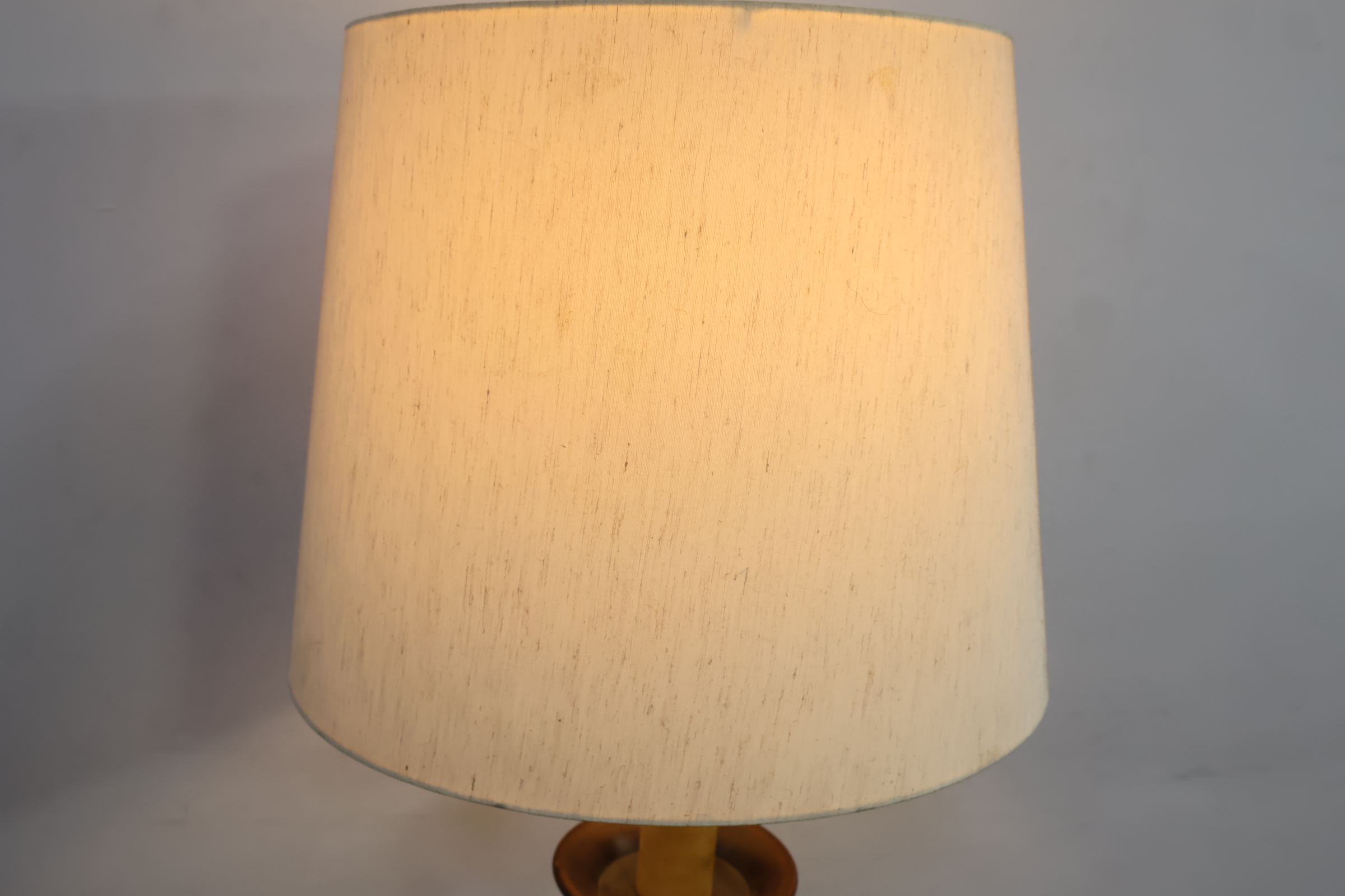 Vintage houten vloerlamp met crèmekleurige kap – foto 6 – kavel bij GSD Auctions, Zoeterwoude