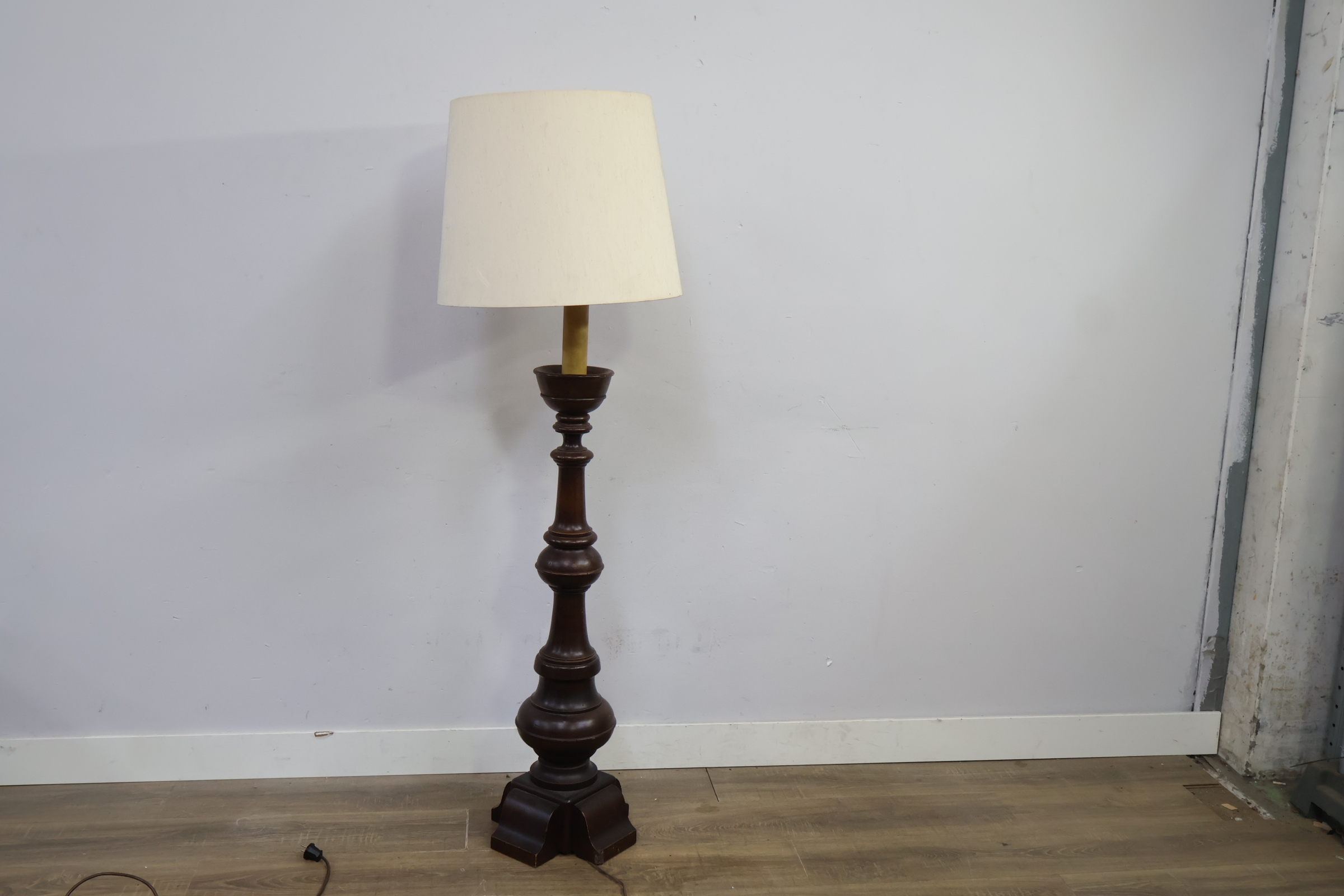 Vintage houten vloerlamp met crèmekleurige kap – foto 7 – kavel bij GSD Auctions, Zoeterwoude