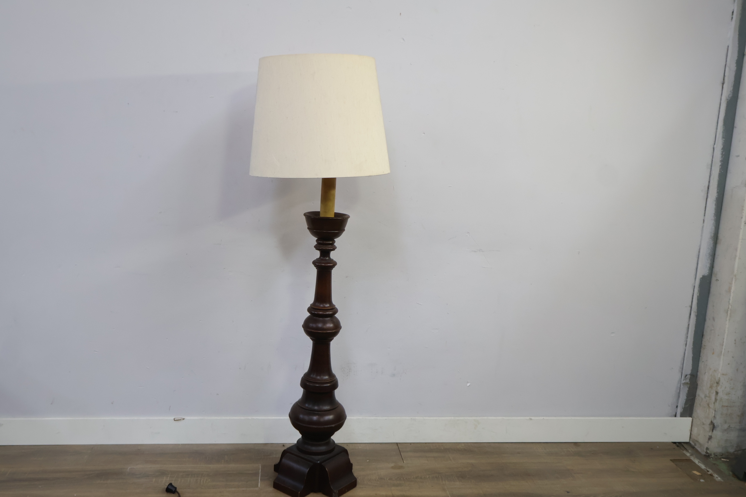 Vintage houten vloerlamp met crèmekleurige kap – foto 8 – kavel bij GSD Auctions, Zoeterwoude