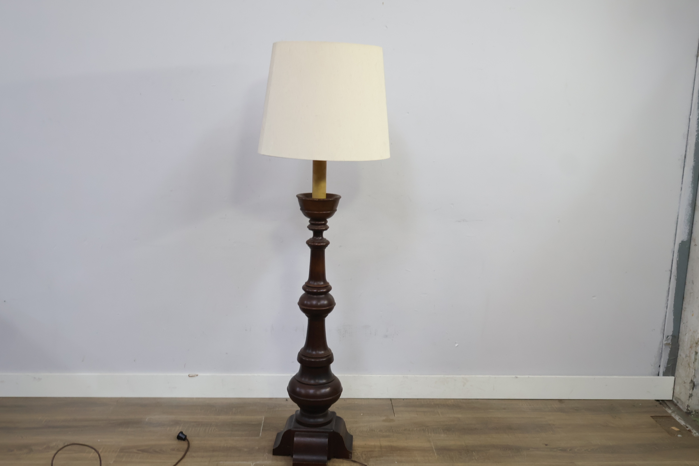 Vintage houten vloerlamp met crèmekleurige kap – foto 9 – kavel bij GSD Auctions, Zoeterwoude