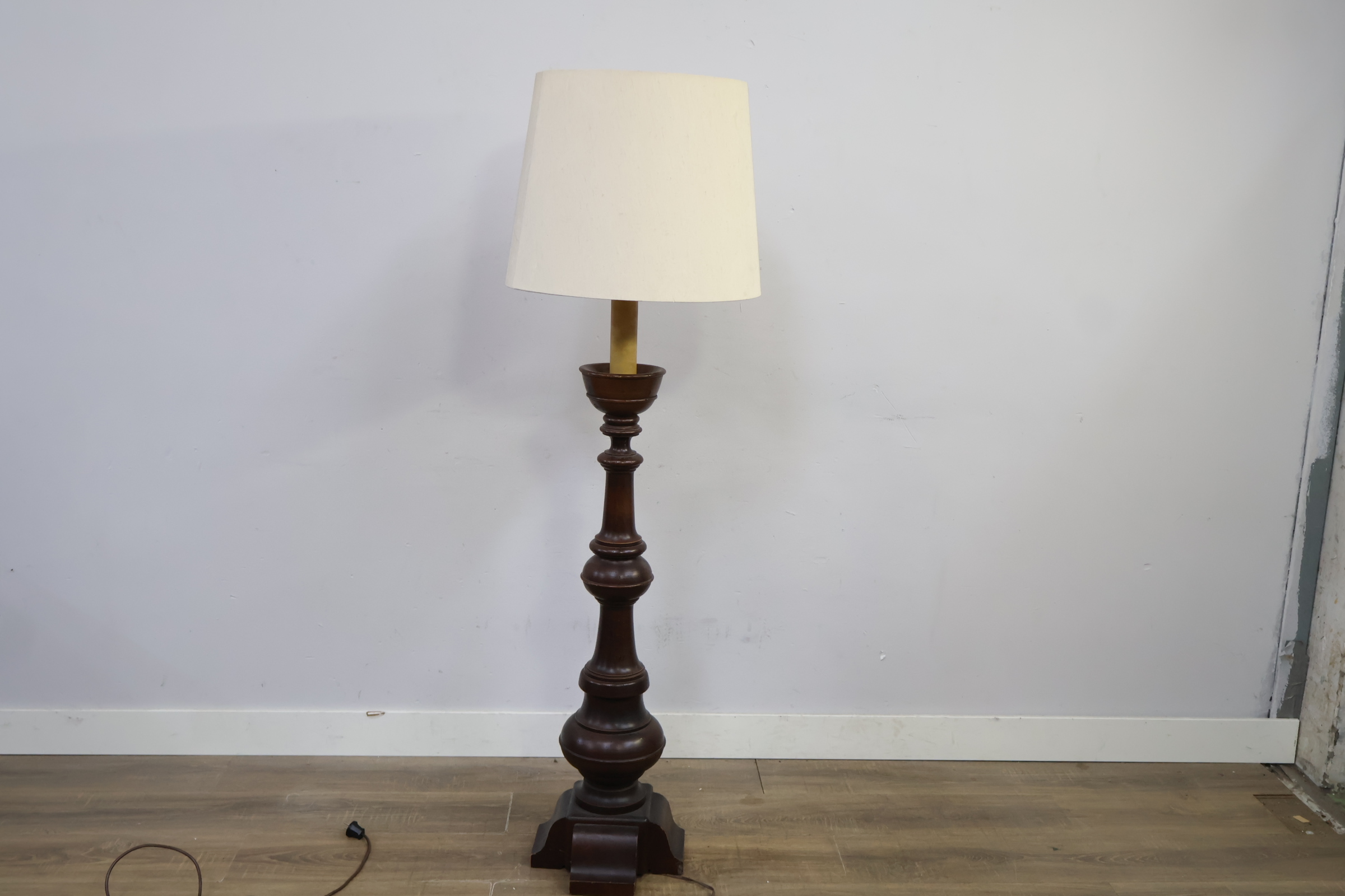 Vintage houten vloerlamp met crèmekleurige kap – foto 10 – kavel bij GSD Auctions, Zoeterwoude
