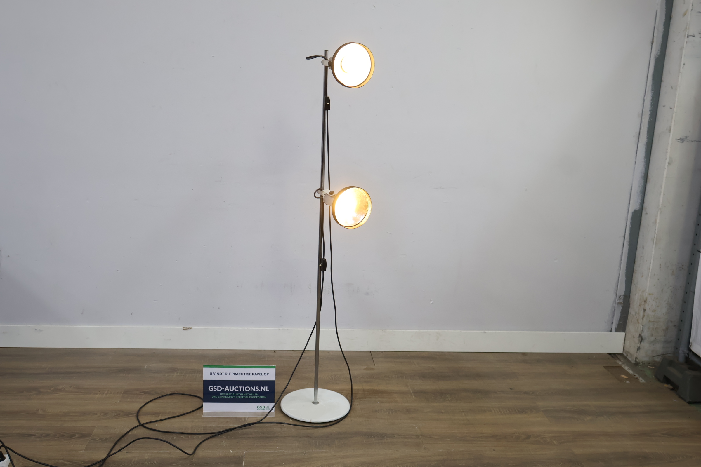 Staande vloerlamp met twee verstelbare schemerlampen – foto 2 – kavel bij GSD Auctions, Zoeterwoude