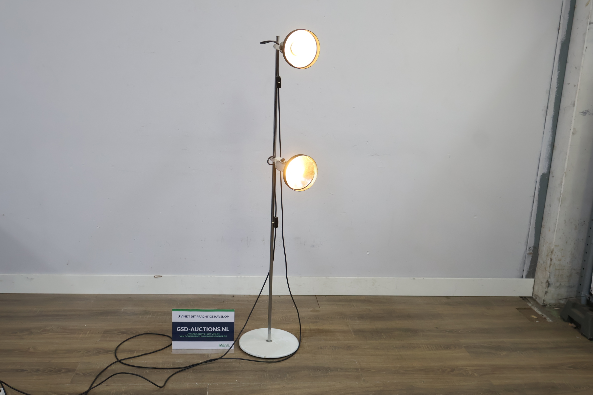 Staande vloerlamp met twee verstelbare schemerlampen – foto 3 – kavel bij GSD Auctions, Zoeterwoude