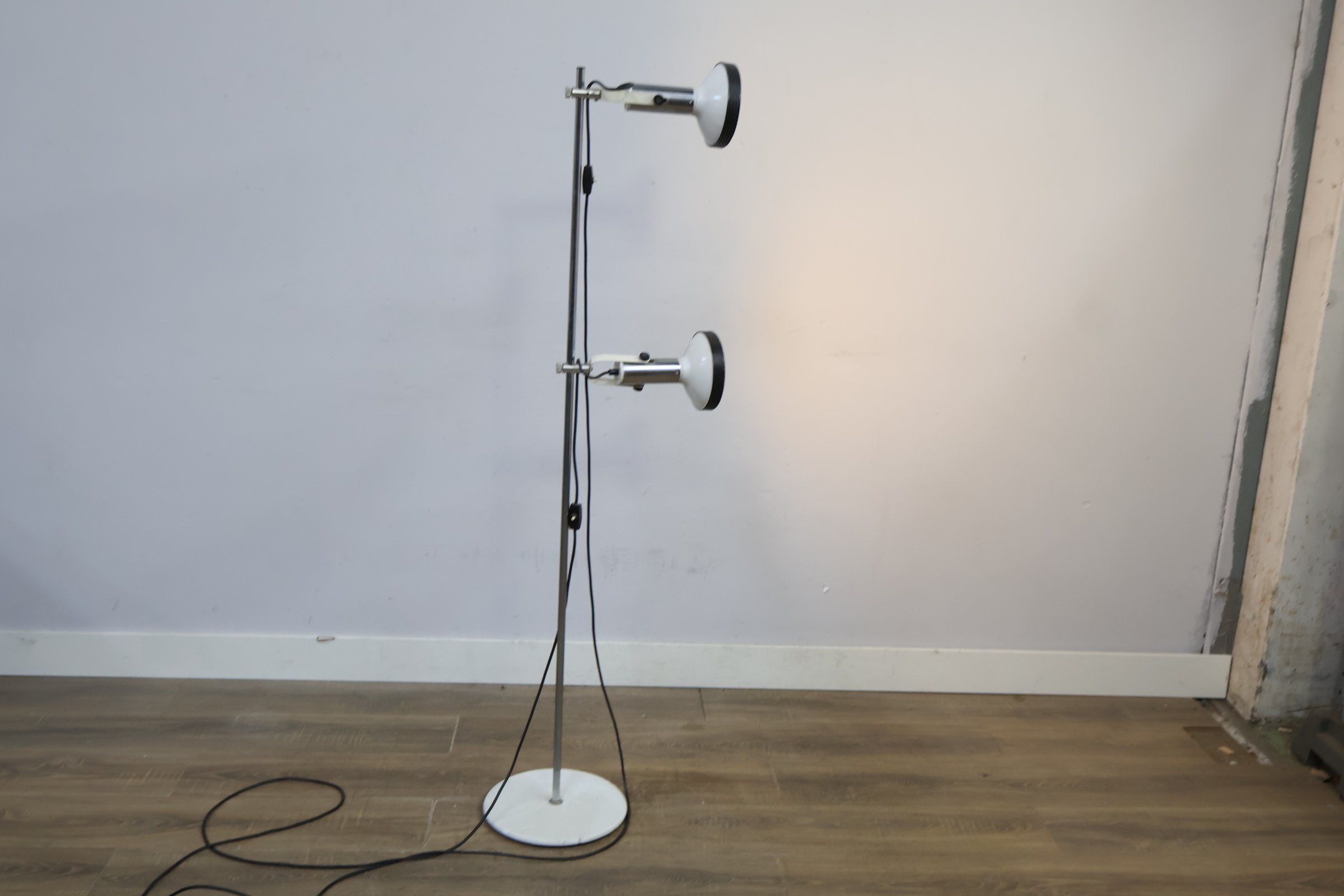 Staande vloerlamp met twee verstelbare schemerlampen – foto 4 – kavel bij GSD Auctions, Zoeterwoude