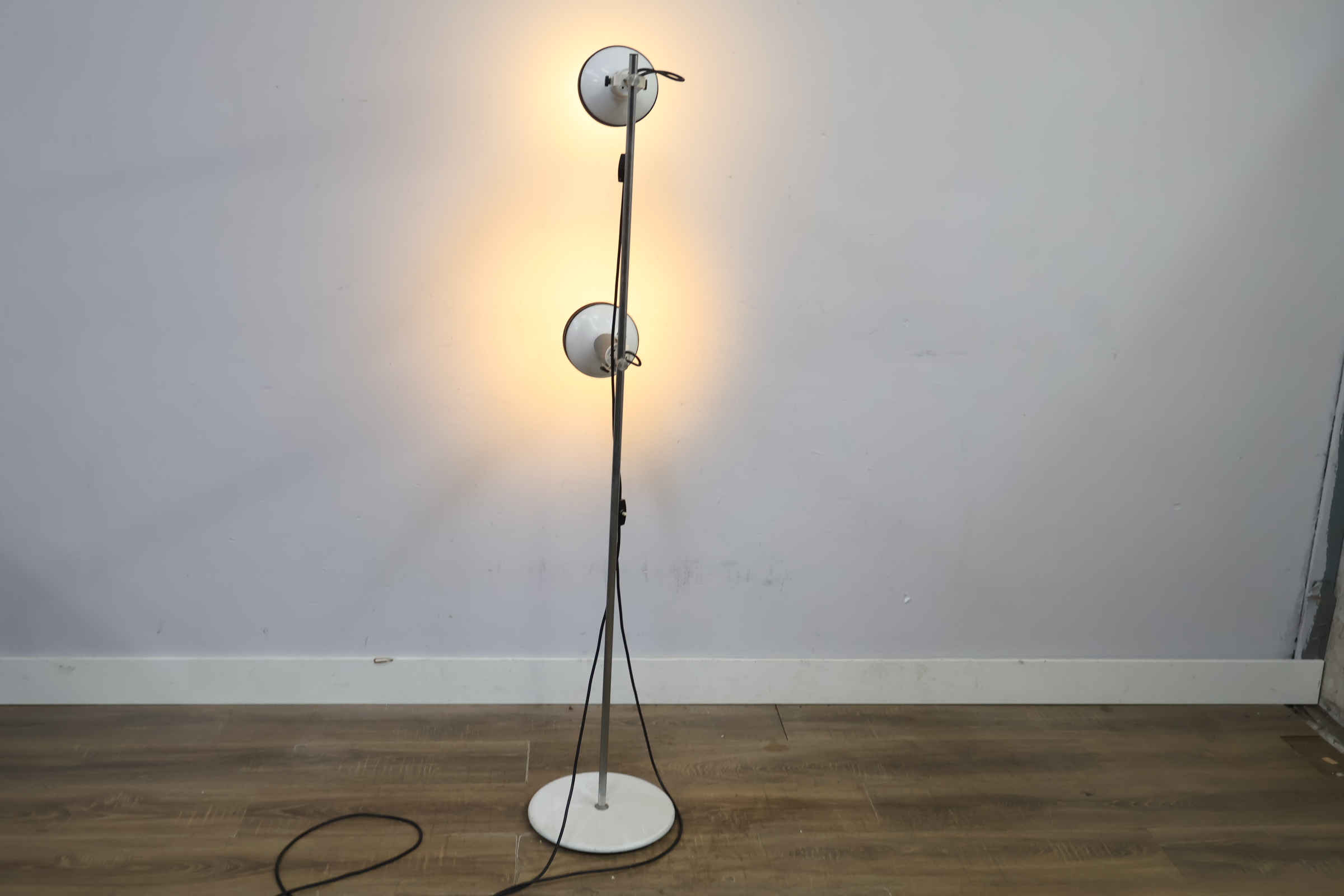 Staande vloerlamp met twee verstelbare schemerlampen – foto 5 – kavel bij GSD Auctions, Zoeterwoude