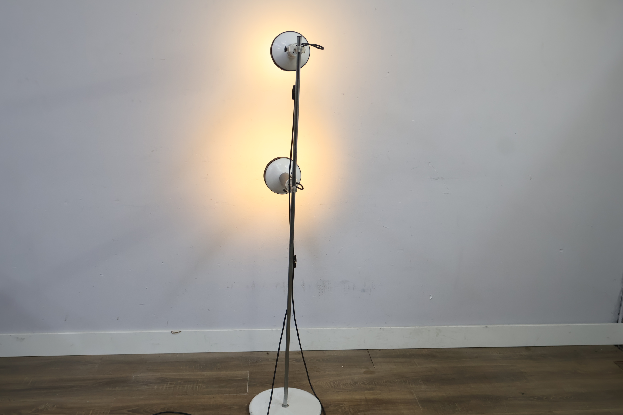 Staande vloerlamp met twee verstelbare schemerlampen – foto 6 – kavel bij GSD Auctions, Zoeterwoude