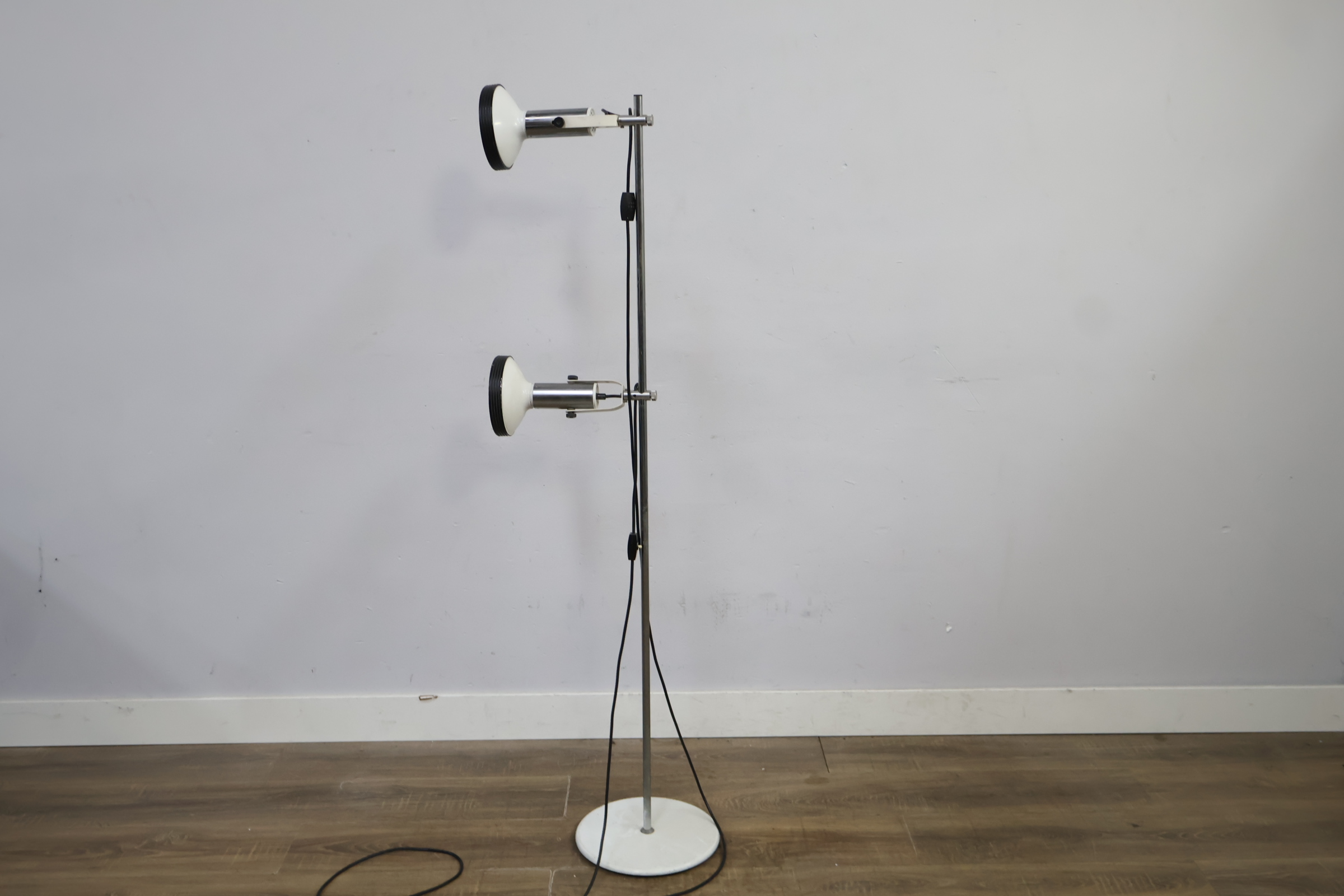 Staande vloerlamp met twee verstelbare schemerlampen – kavel bij GSD Auctions, Zoeterwoude