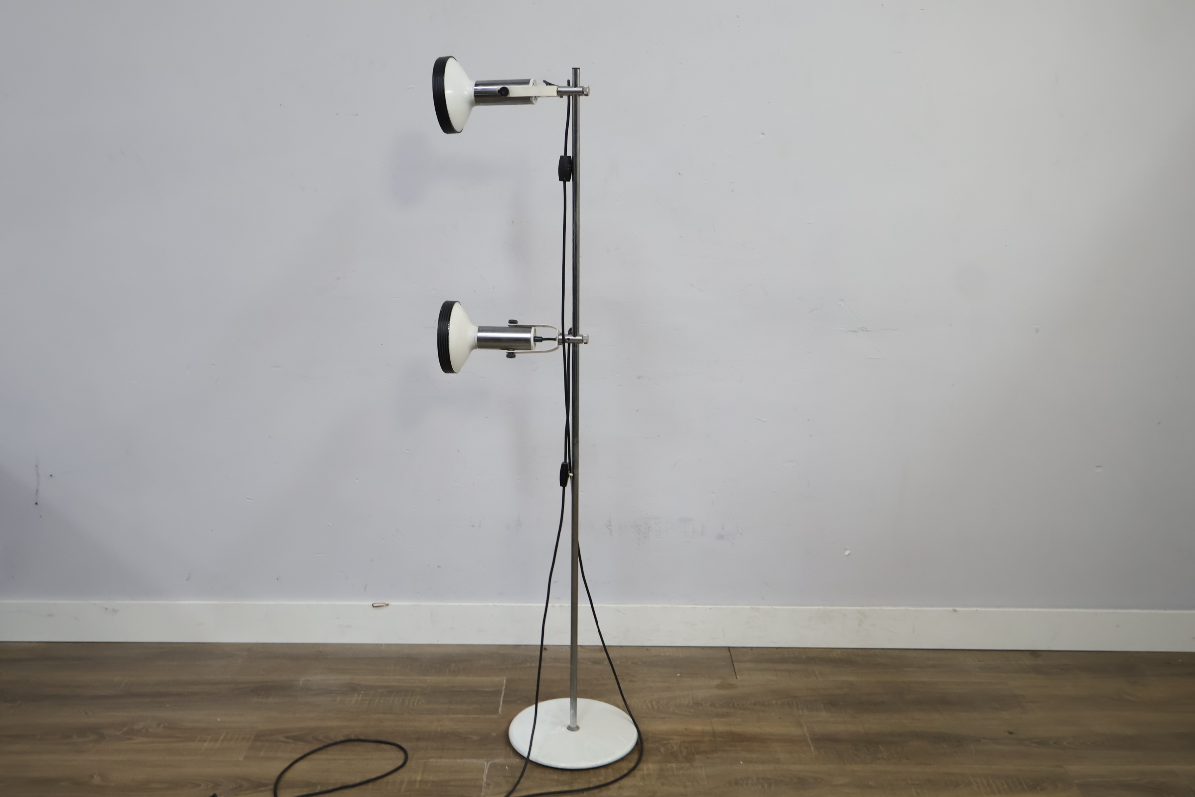 Staande vloerlamp met twee verstelbare schemerlampen – foto 7 – kavel bij GSD Auctions, Zoeterwoude