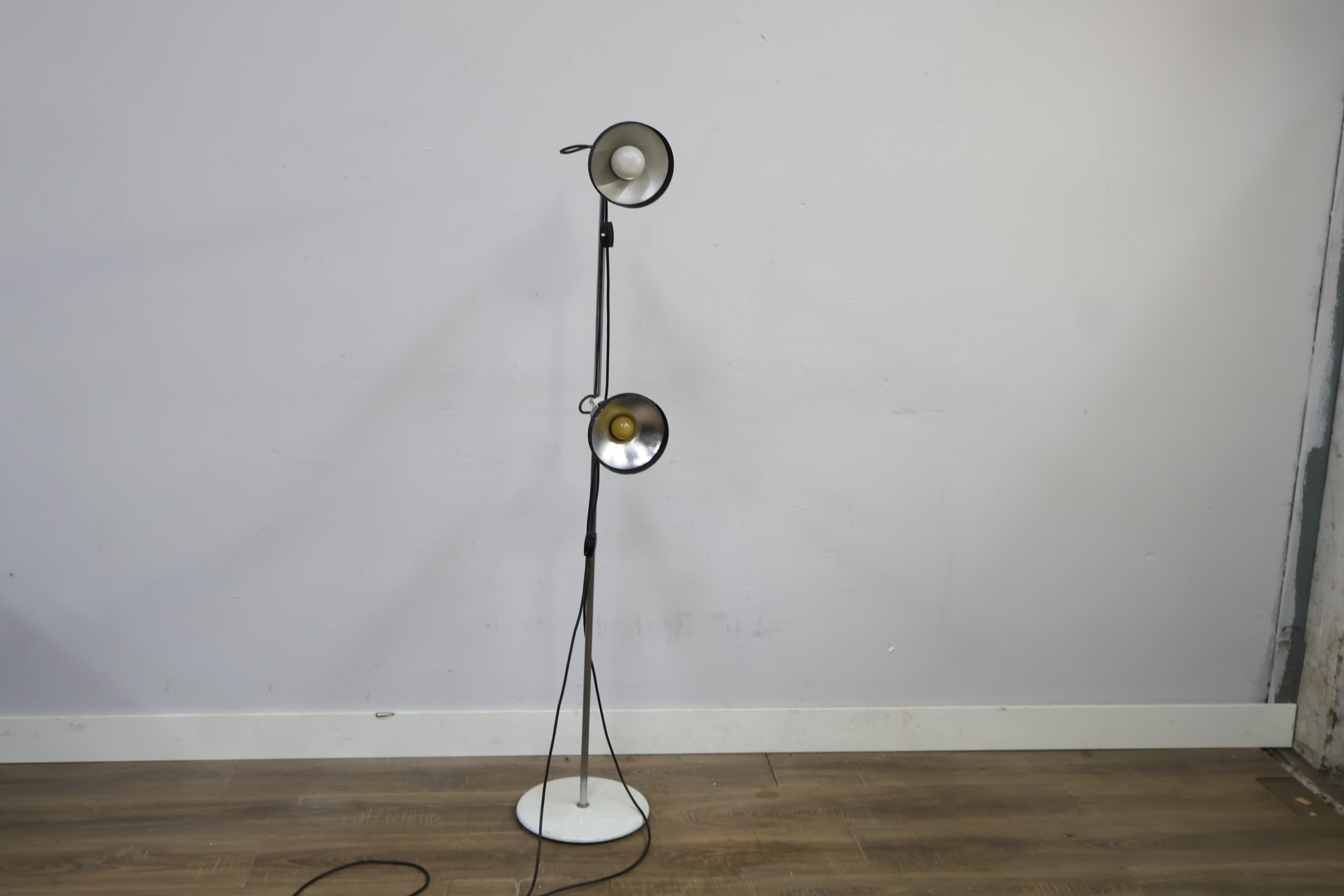 Staande vloerlamp met twee verstelbare schemerlampen – foto 8 – kavel bij GSD Auctions, Zoeterwoude