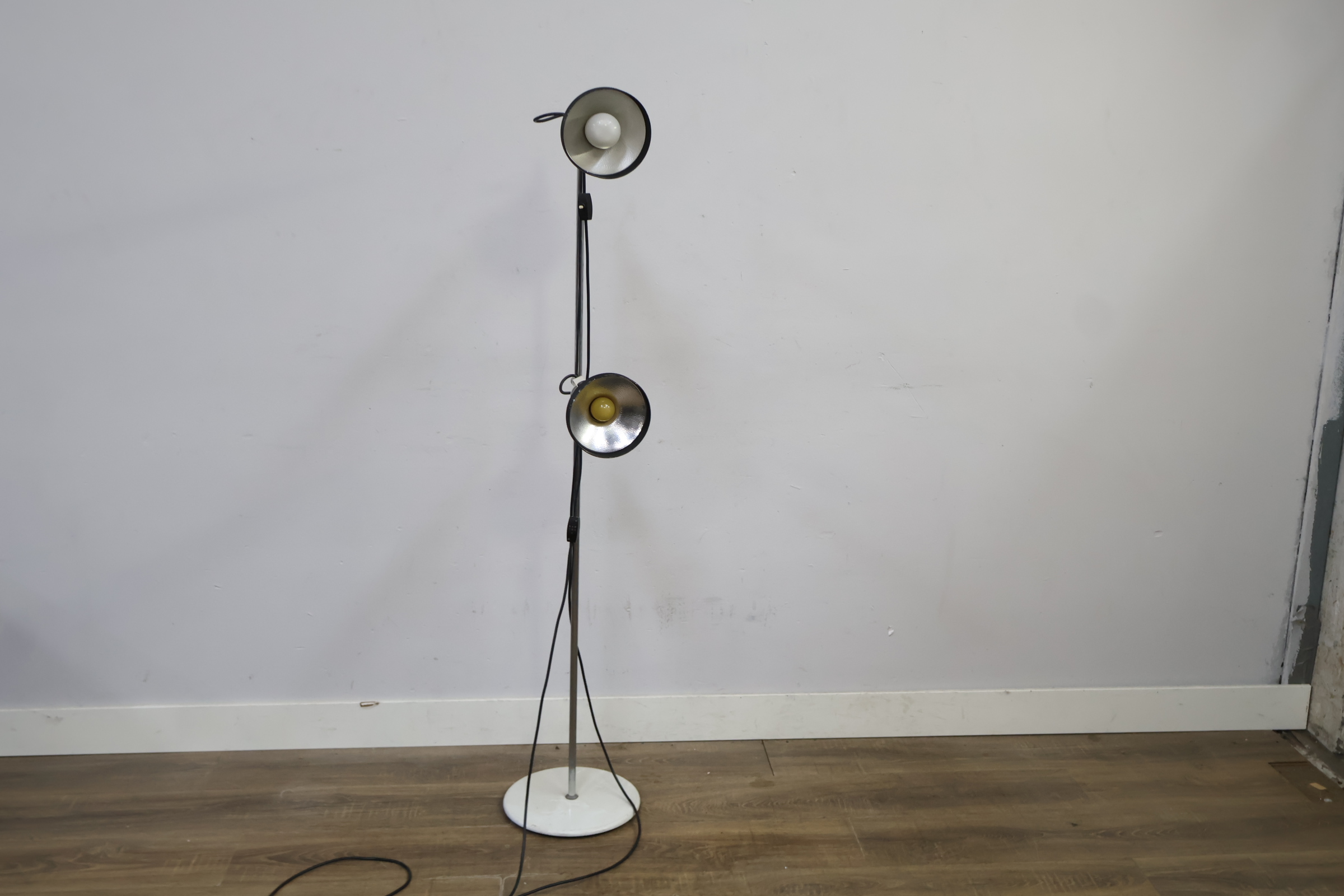 Staande vloerlamp met twee verstelbare schemerlampen – foto 9 – kavel bij GSD Auctions, Zoeterwoude