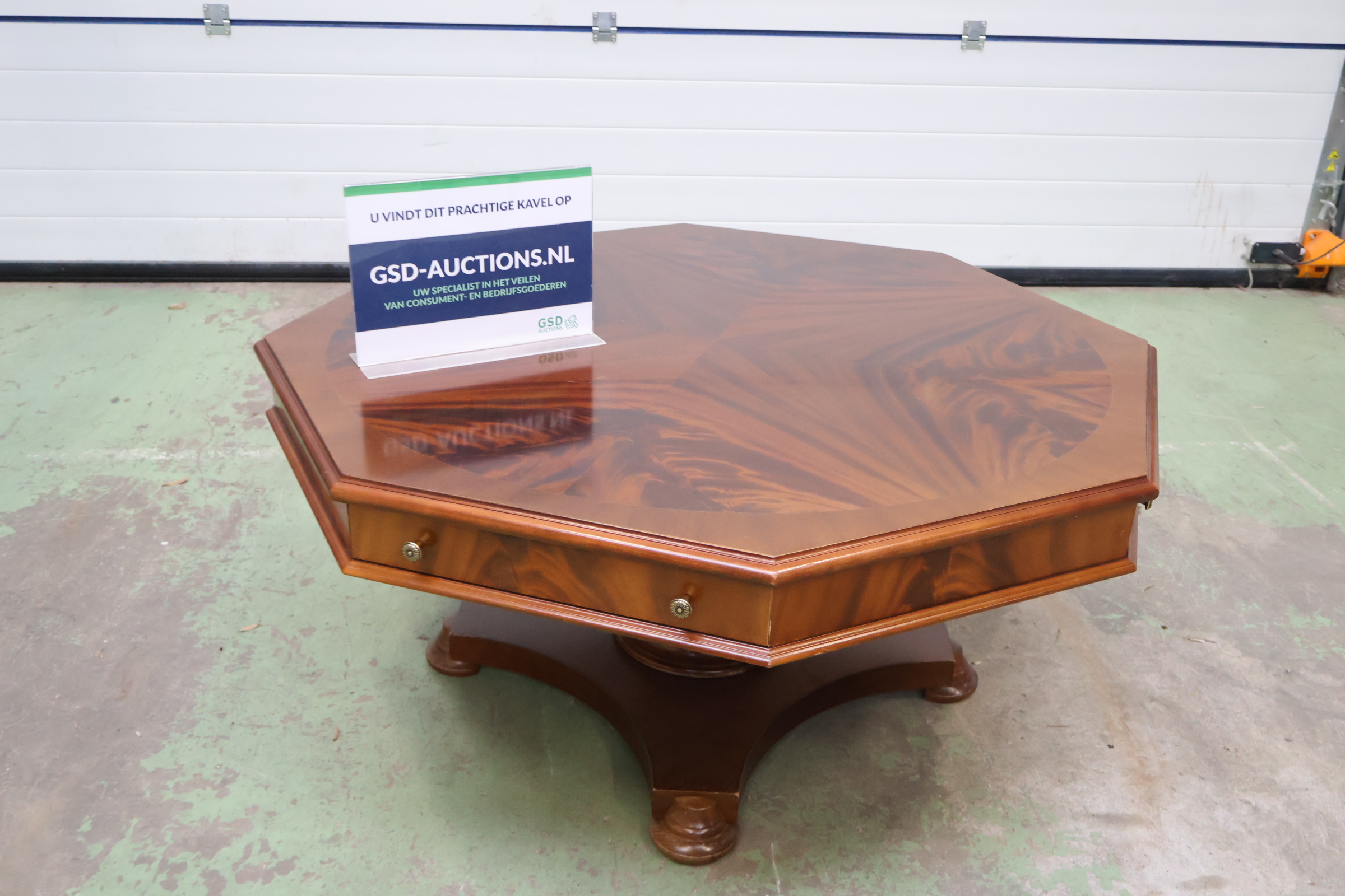 Antieke achthoekige salontafel met lade – foto 2 – kavel bij GSD Auctions, Zoeterwoude