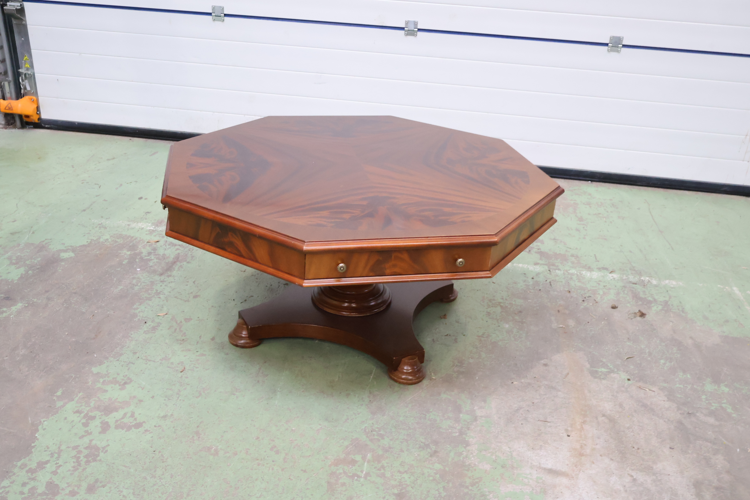 Antieke achthoekige salontafel met lade – foto 3 – kavel bij GSD Auctions, Zoeterwoude