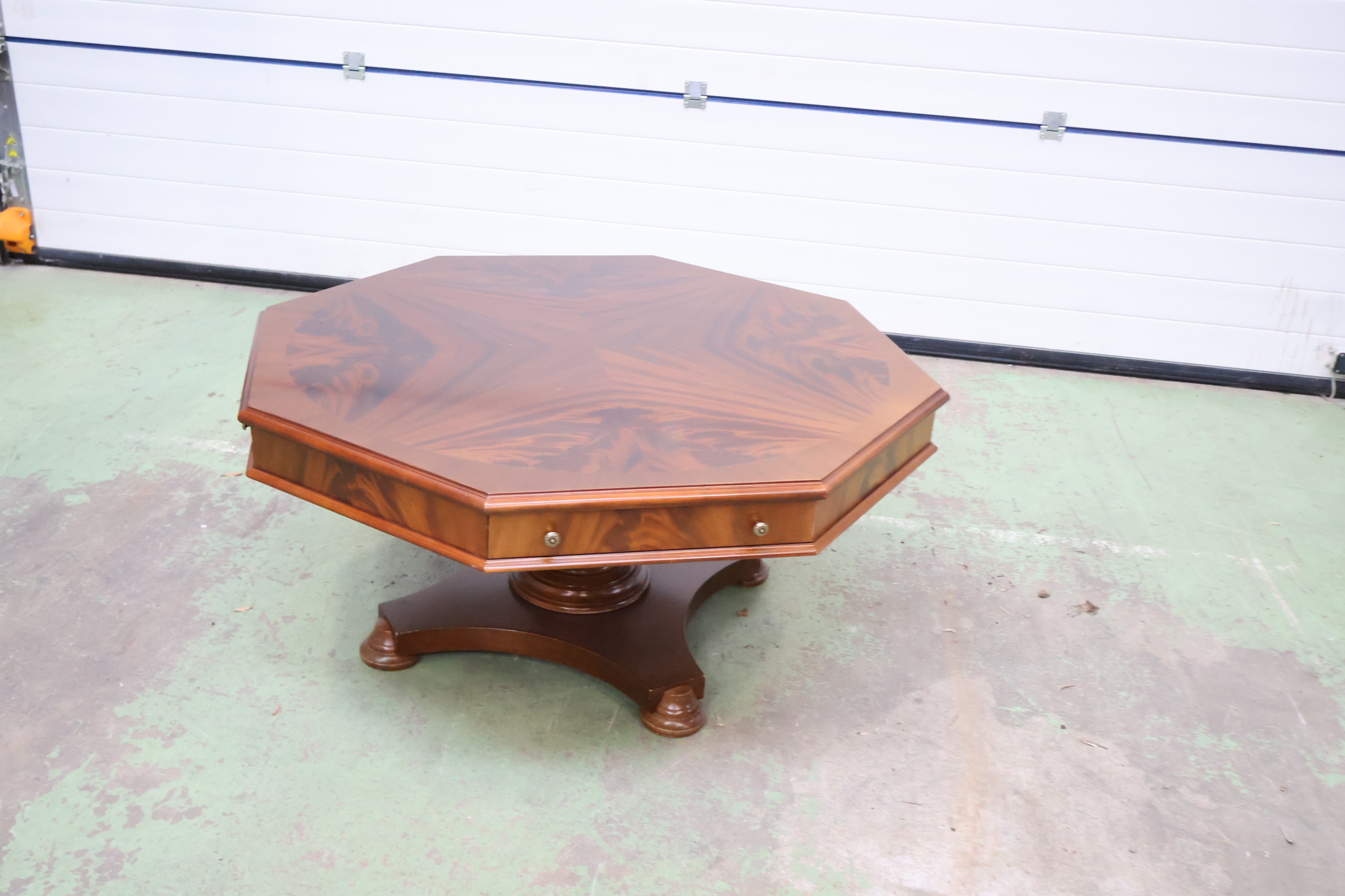 Antieke achthoekige salontafel met lade – foto 4 – kavel bij GSD Auctions, Zoeterwoude