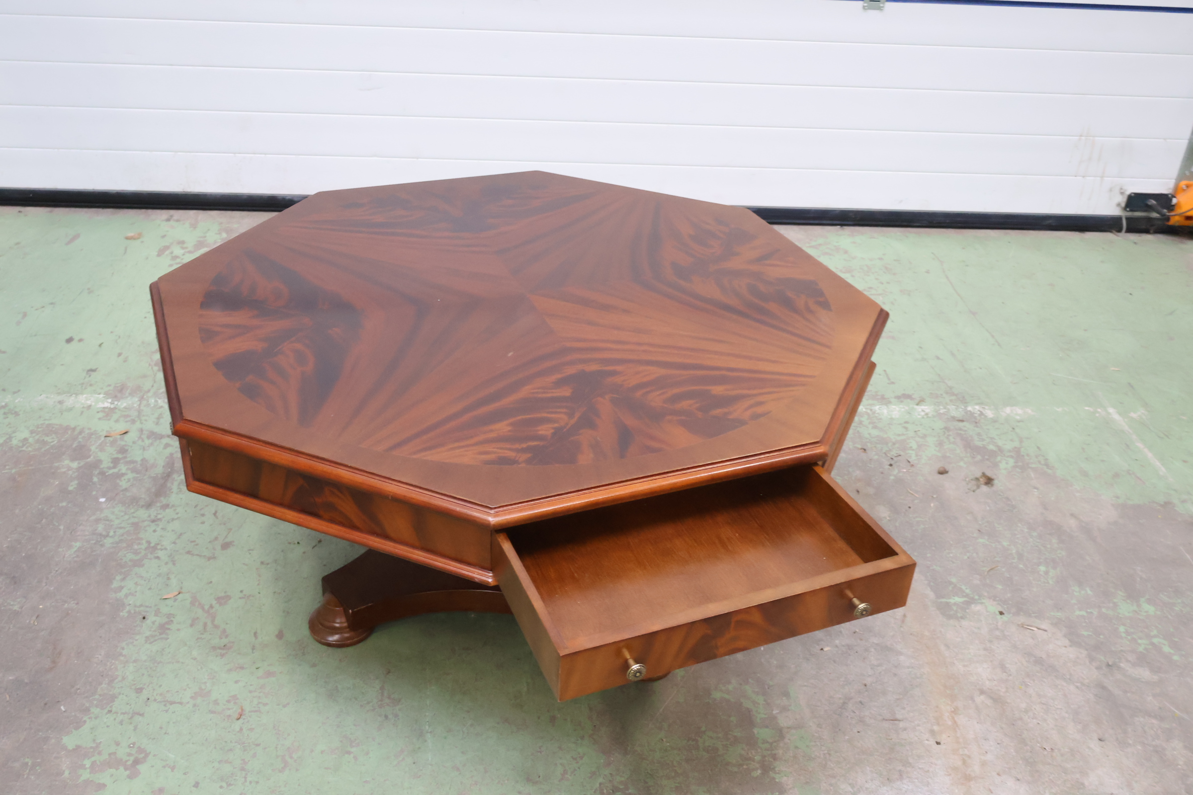 Antieke achthoekige salontafel met lade – foto 5 – kavel bij GSD Auctions, Zoeterwoude
