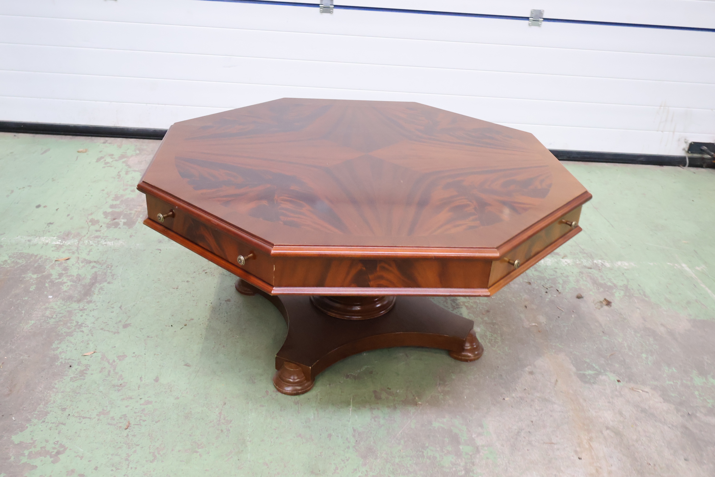 Antieke achthoekige salontafel met lade – foto 6 – kavel bij GSD Auctions, Zoeterwoude