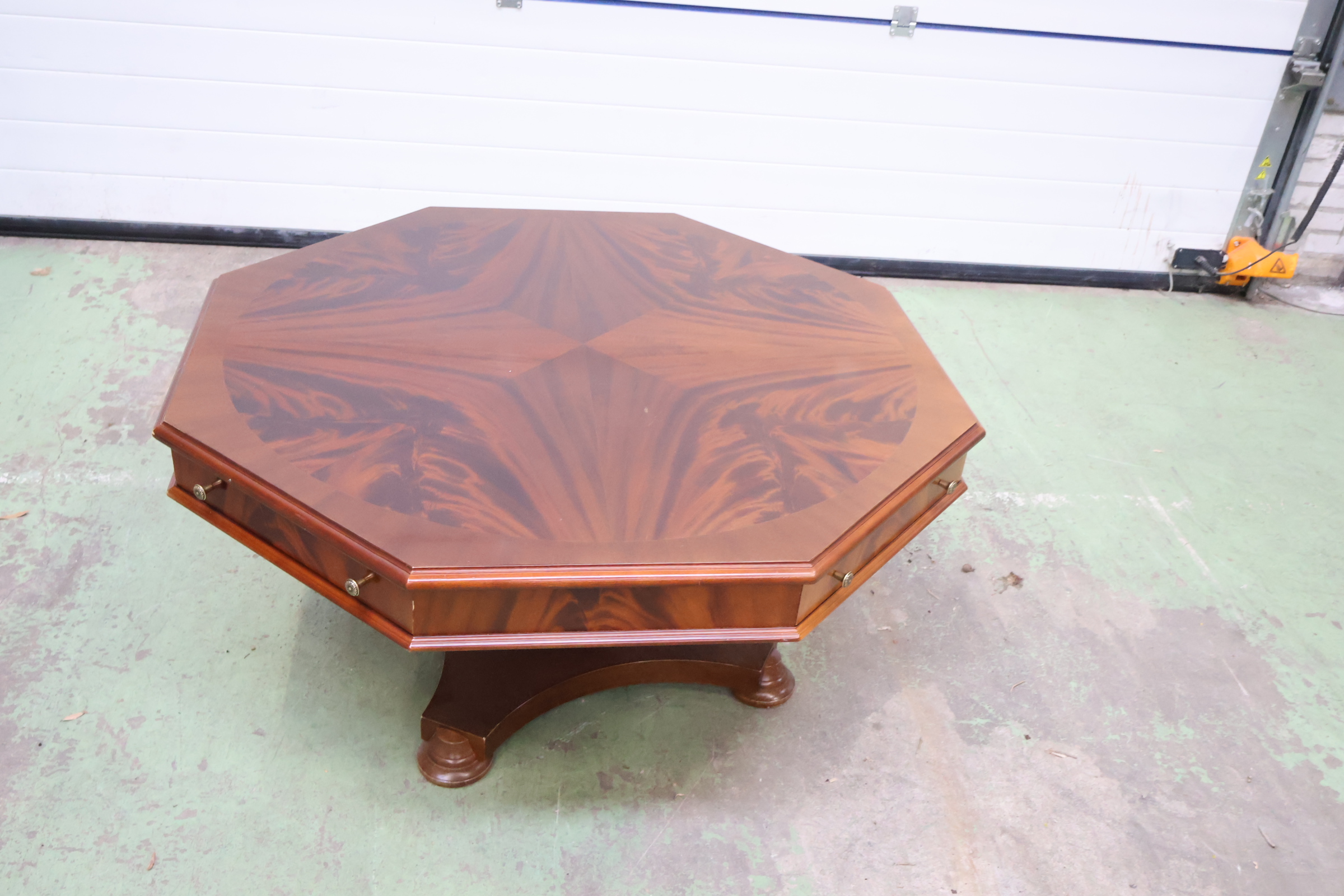 Antieke achthoekige salontafel met lade – foto 7 – kavel bij GSD Auctions, Zoeterwoude