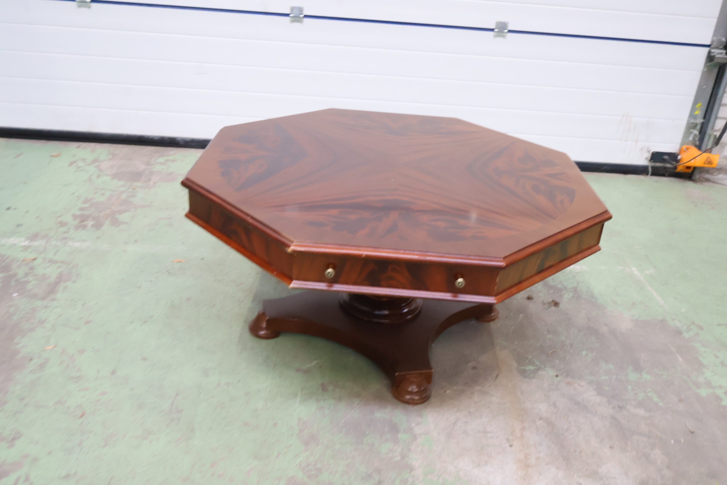 Antieke achthoekige salontafel met lade – foto 8 – kavel bij GSD Auctions, Zoeterwoude