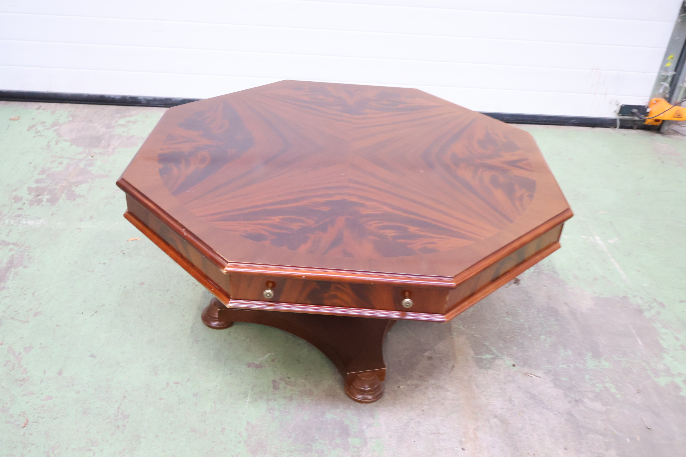 Antieke achthoekige salontafel met lade – foto 9 – kavel bij GSD Auctions, Zoeterwoude