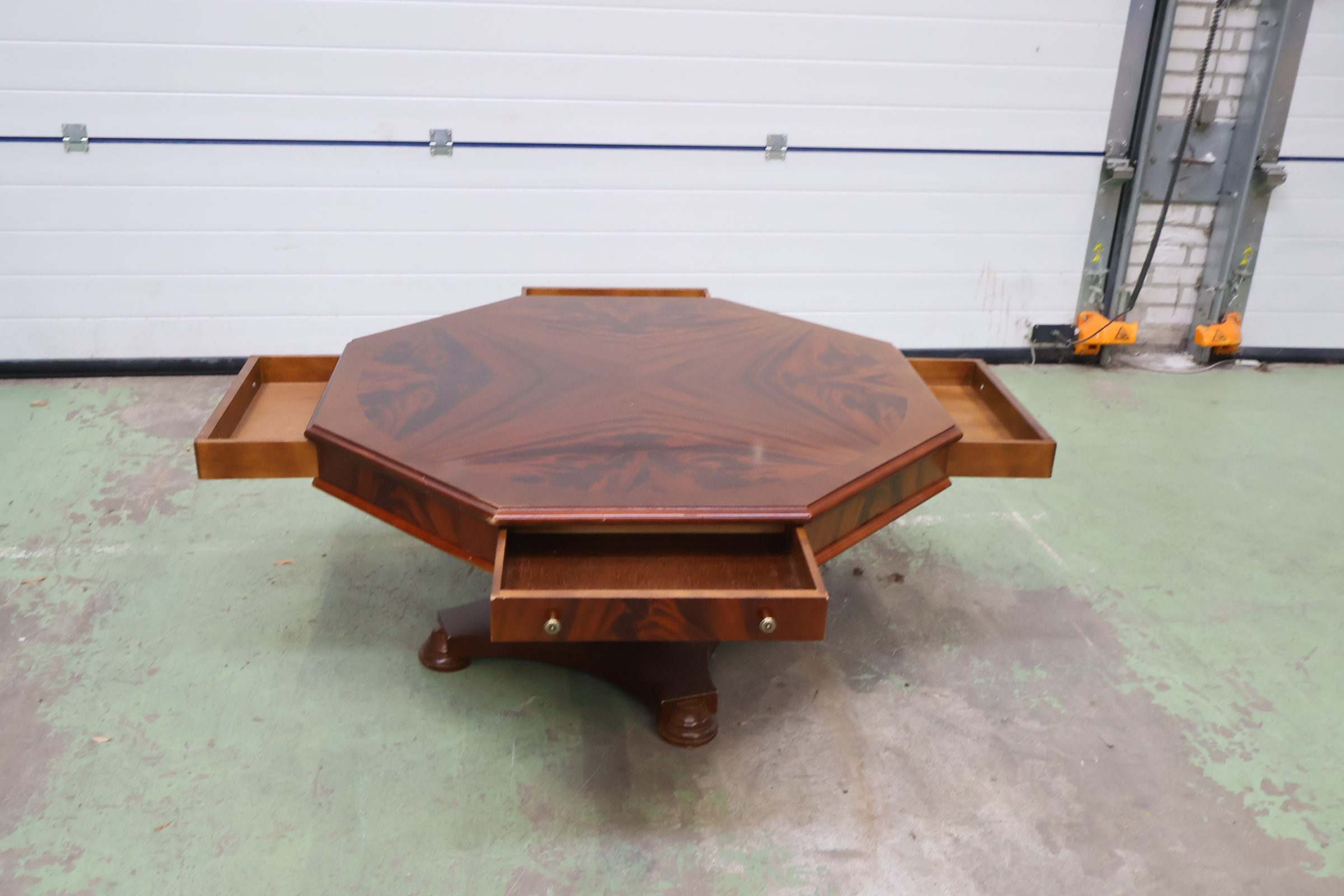 Antieke achthoekige salontafel met lade – foto 10 – kavel bij GSD Auctions, Zoeterwoude