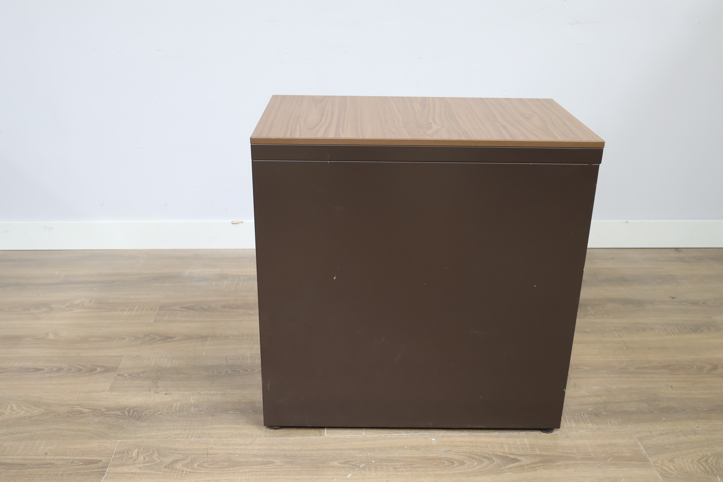 Metalen ladeblok met houten bovenblad – foto 3 – kavel bij GSD Auctions, Zoeterwoude