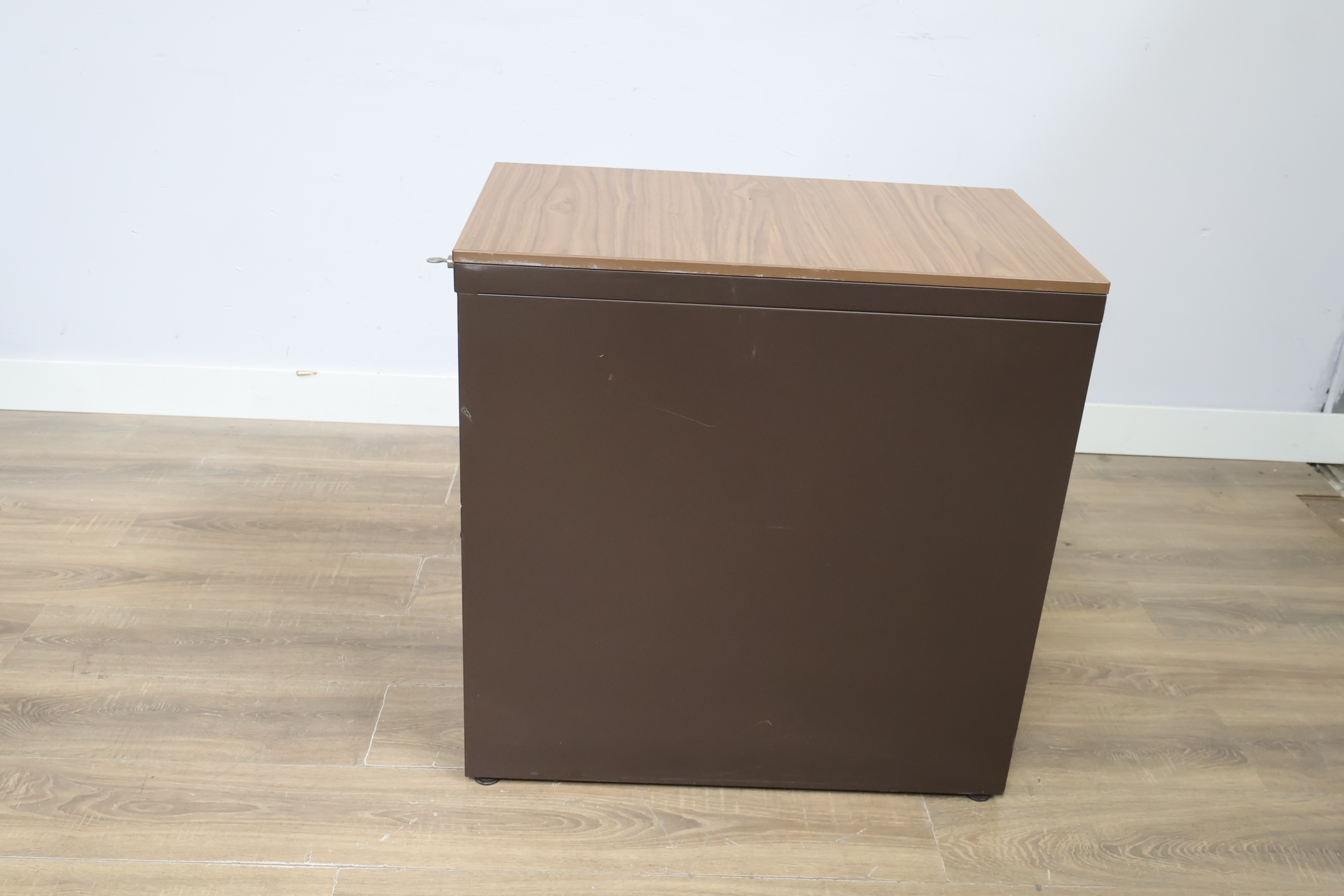 Metalen ladeblok met houten bovenblad – foto 6 – kavel bij GSD Auctions, Zoeterwoude