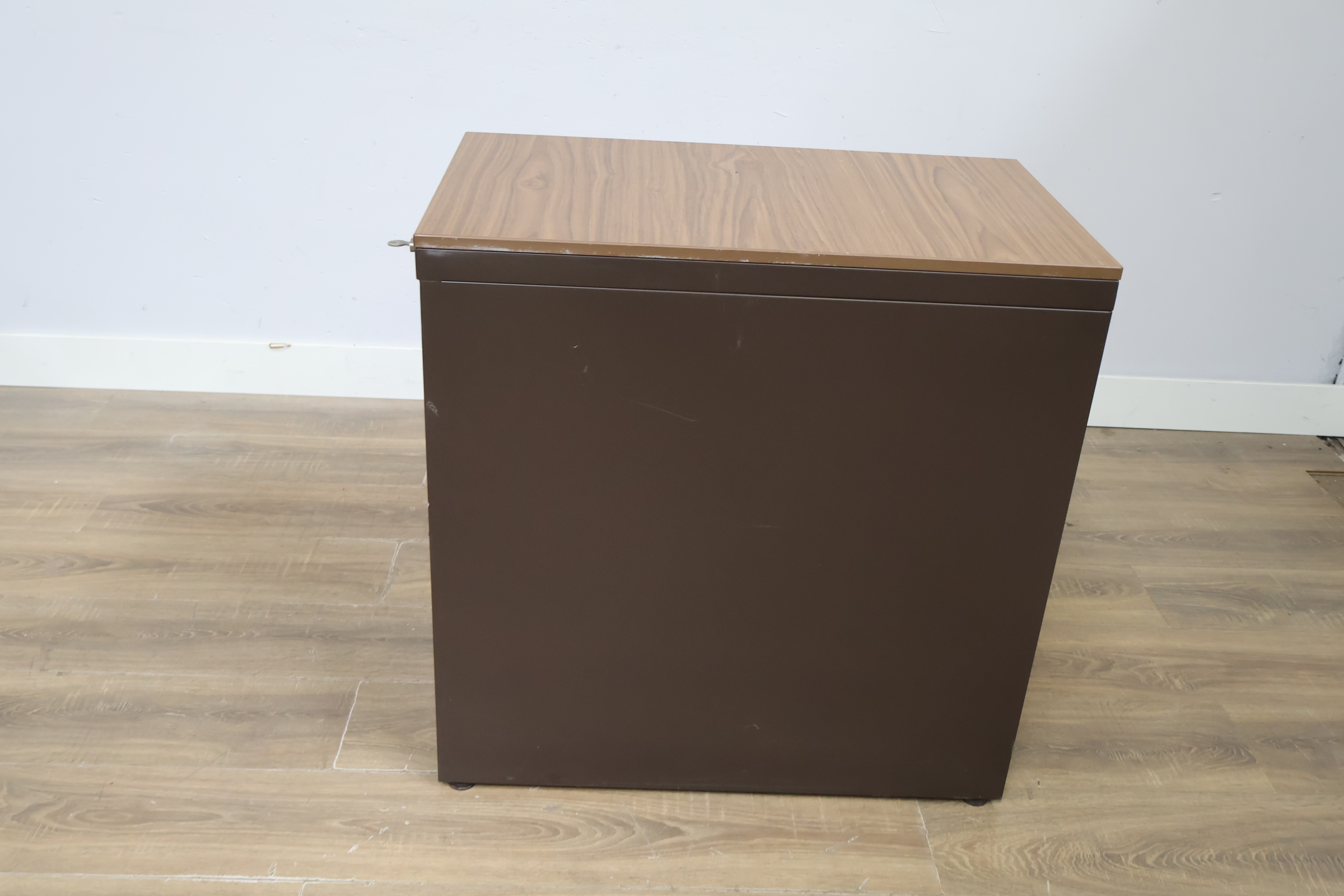 Metalen ladeblok met houten bovenblad – foto 7 – kavel bij GSD Auctions, Zoeterwoude