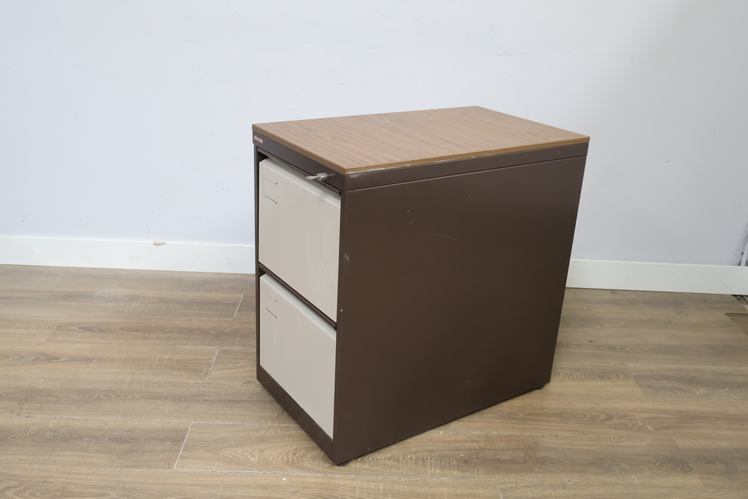 Metalen ladeblok met houten bovenblad – foto 8 – kavel bij GSD Auctions, Zoeterwoude