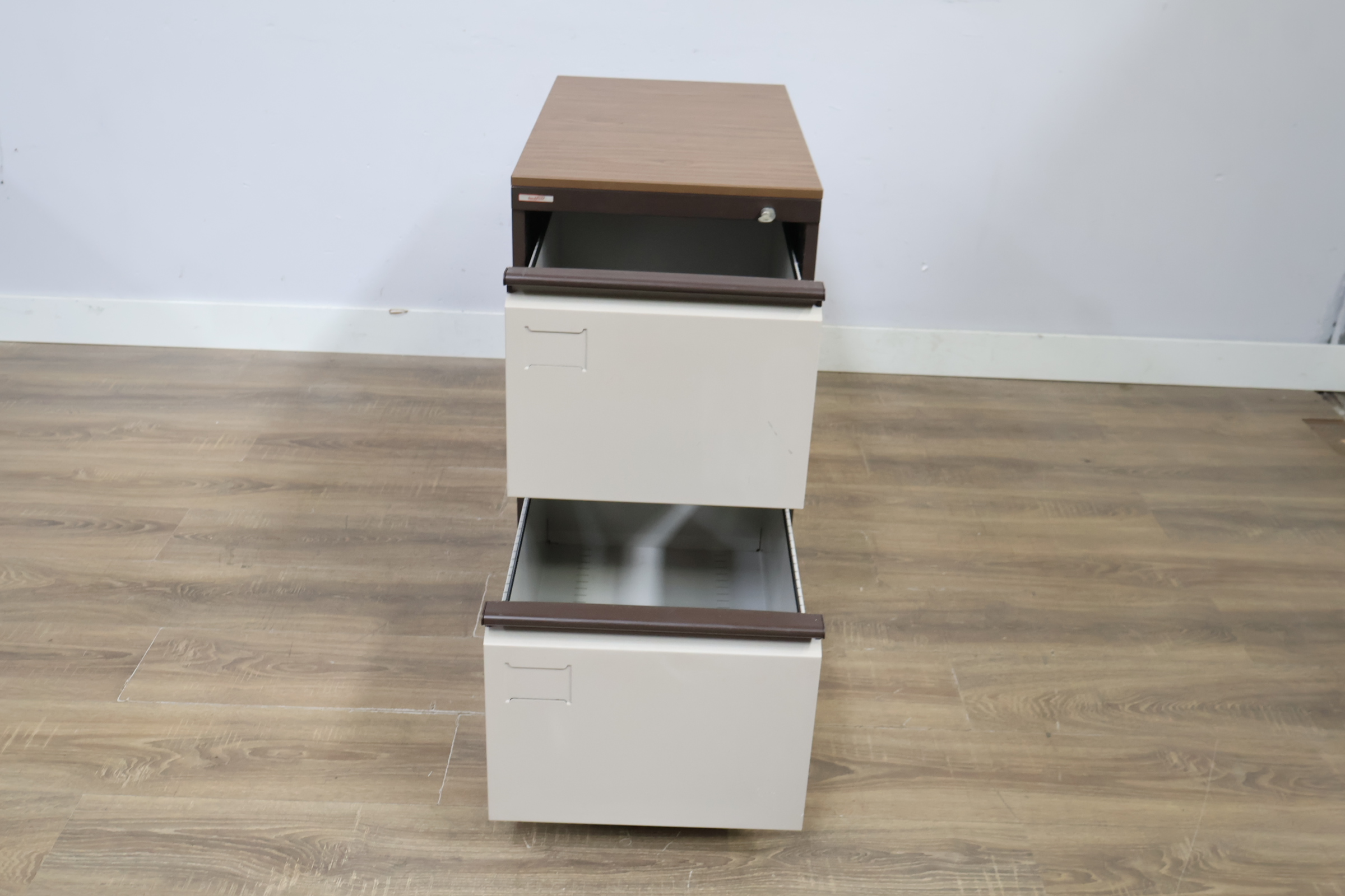 Metalen ladeblok met houten bovenblad – foto 10 – kavel bij GSD Auctions, Zoeterwoude