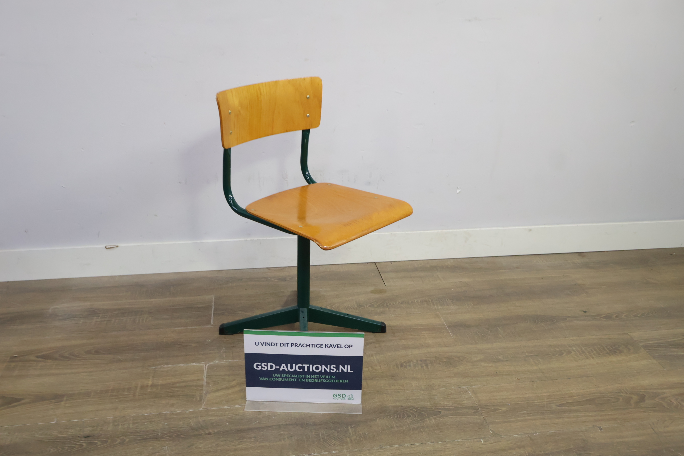 Industriële houten stoel met metalen frame – foto 2 – kavel bij GSD Auctions, Zoeterwoude