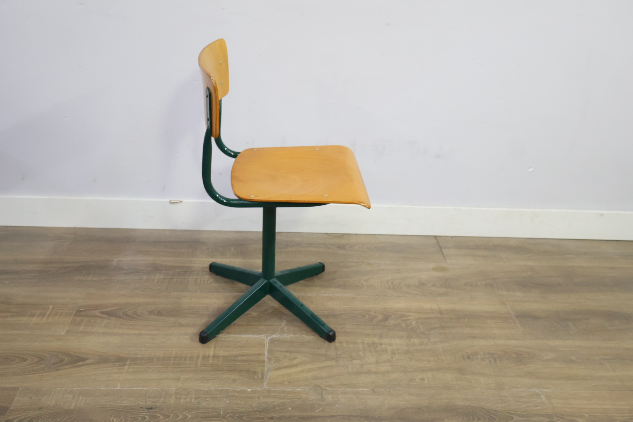 Industriële houten stoel met metalen frame – foto 3 – kavel bij GSD Auctions, Zoeterwoude