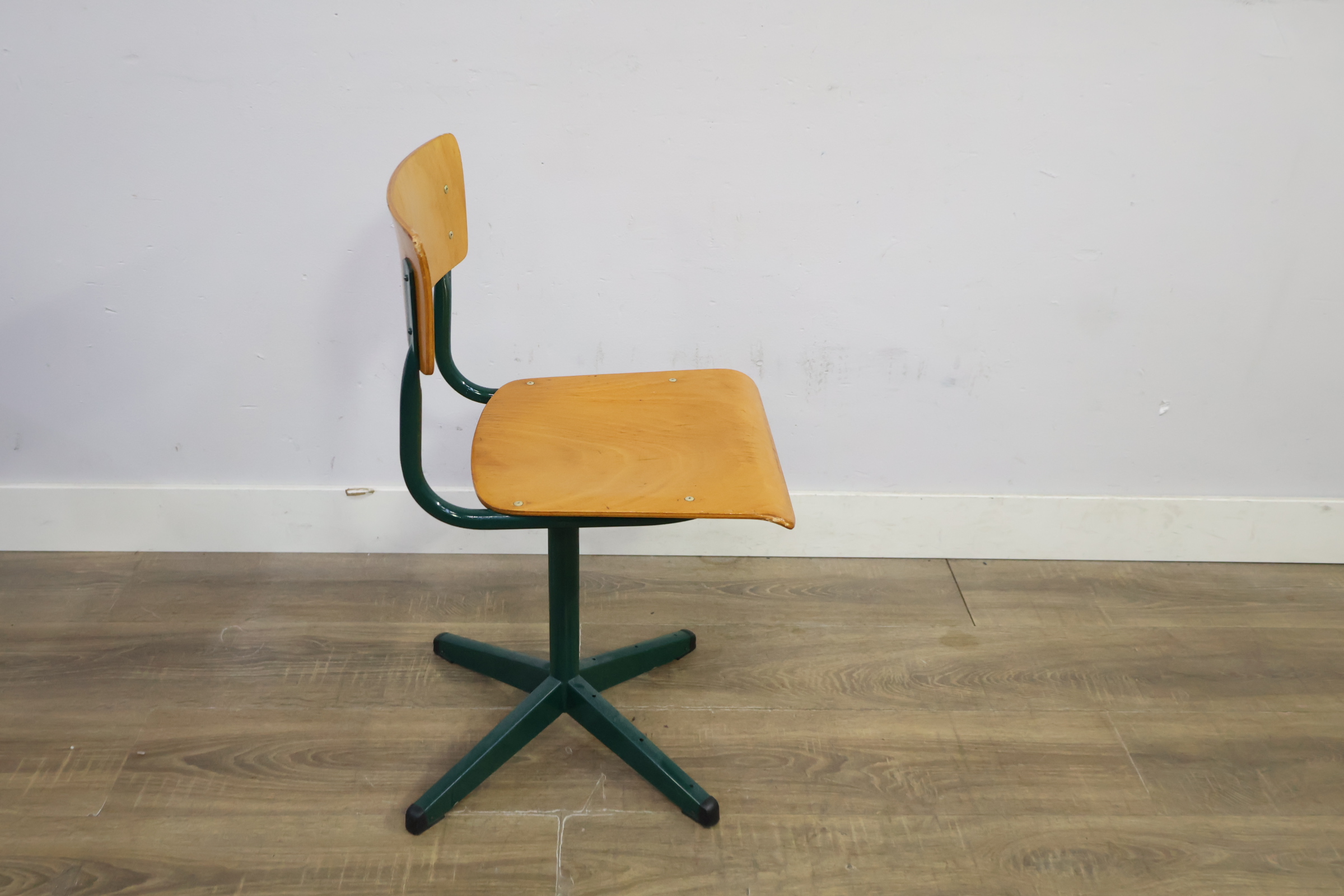 Industriële houten stoel met metalen frame – foto 4 – kavel bij GSD Auctions, Zoeterwoude