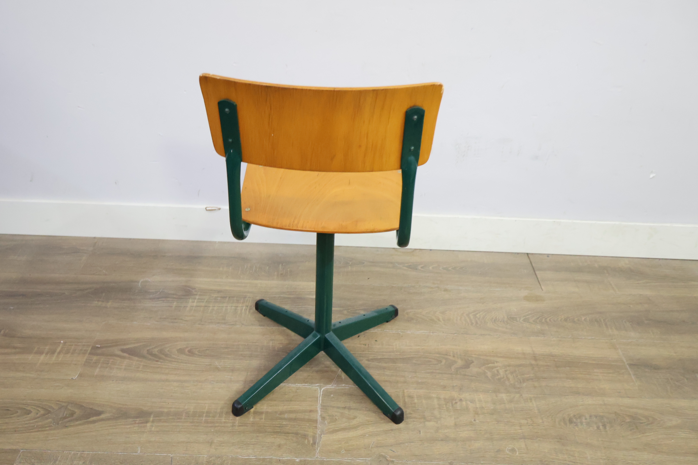Industriële houten stoel met metalen frame – foto 6 – kavel bij GSD Auctions, Zoeterwoude