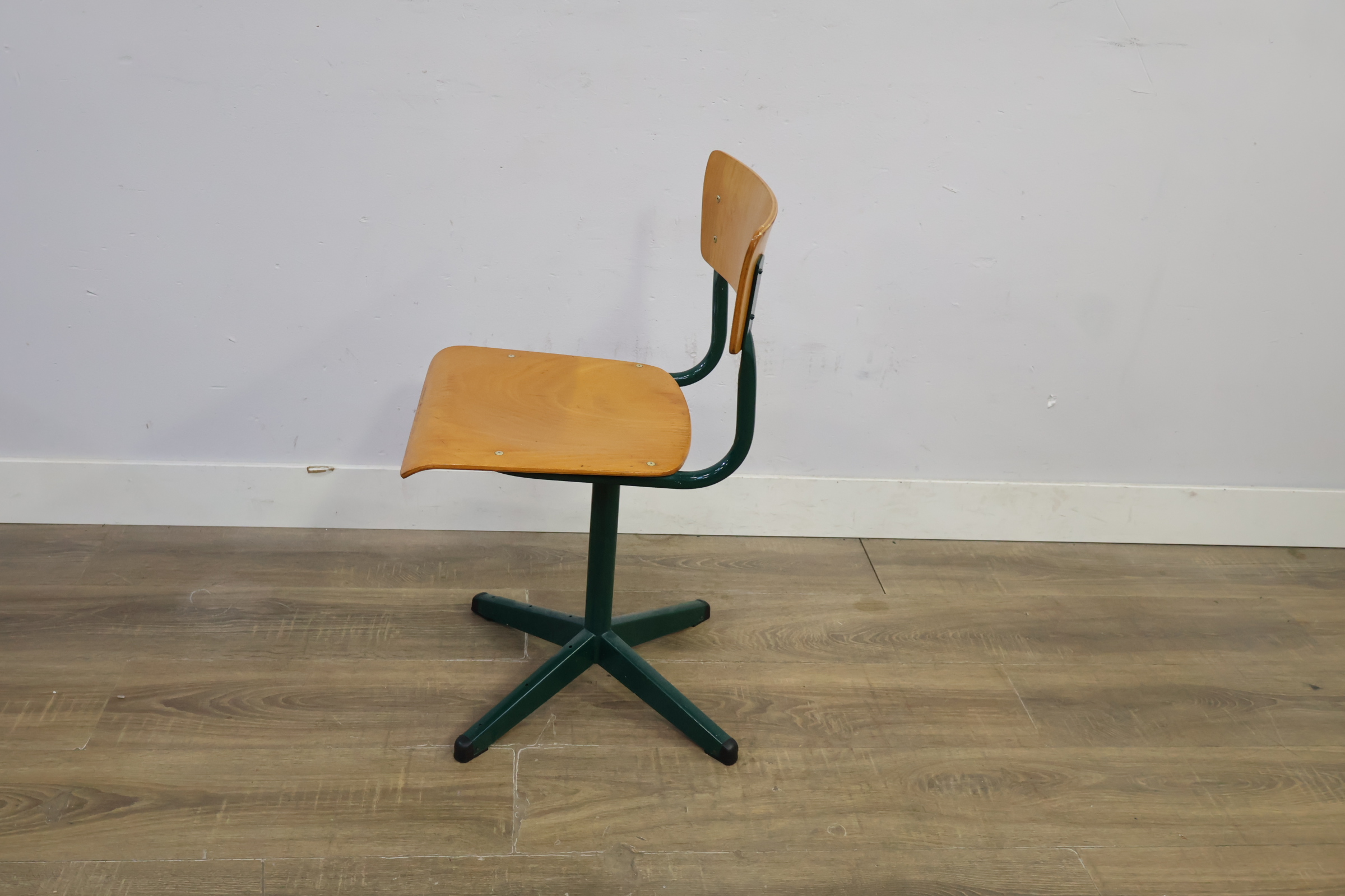 Industriële houten stoel met metalen frame – foto 7 – kavel bij GSD Auctions, Zoeterwoude
