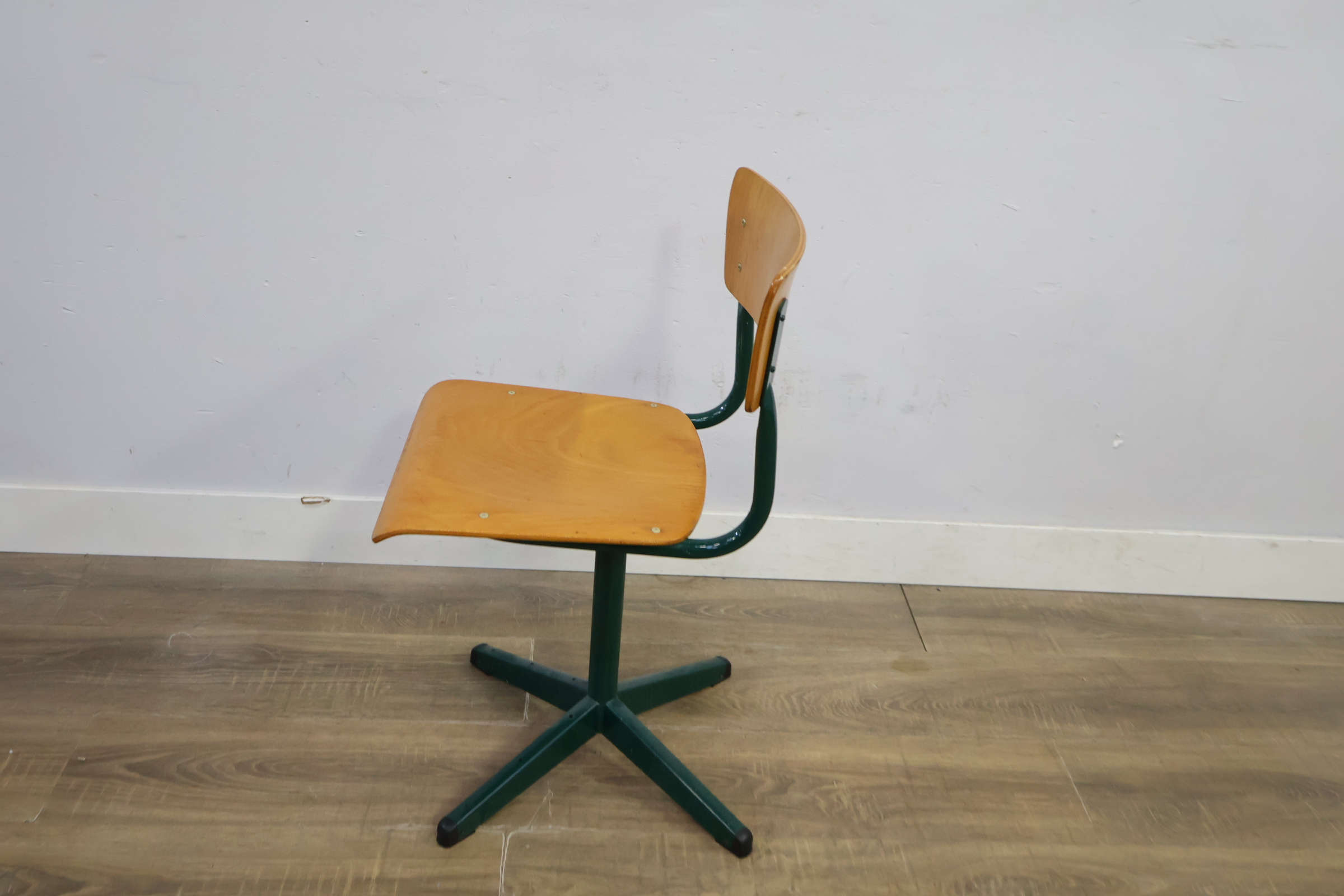 Industriële houten stoel met metalen frame – foto 8 – kavel bij GSD Auctions, Zoeterwoude