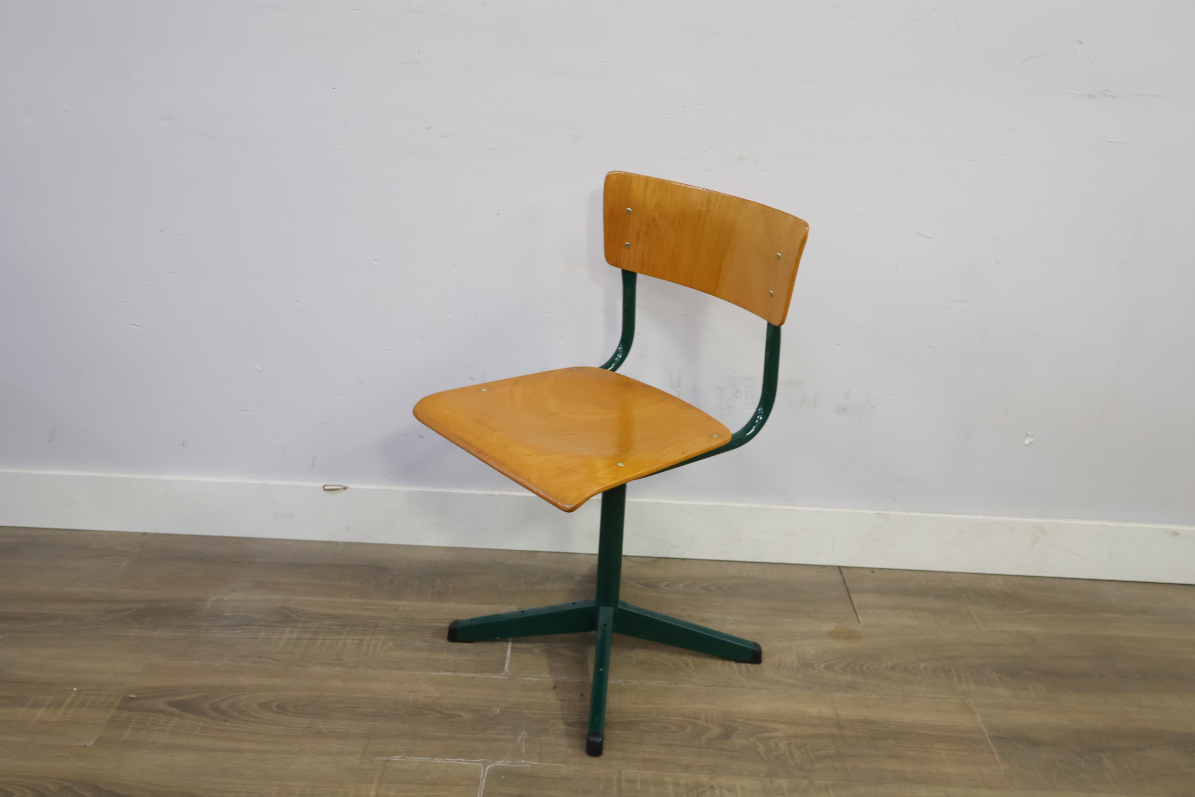Industriële houten stoel met metalen frame – foto 9 – kavel bij GSD Auctions, Zoeterwoude