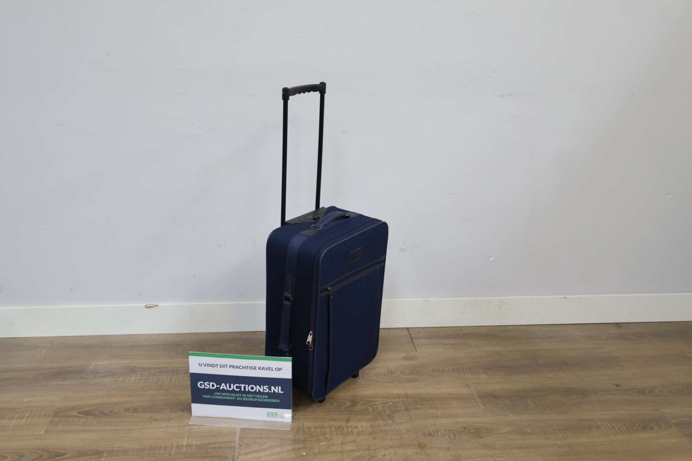 Donkere zachte reiskoffer met uittrekbare handgreep – kavel bij GSD Auctions, Zoeterwoude