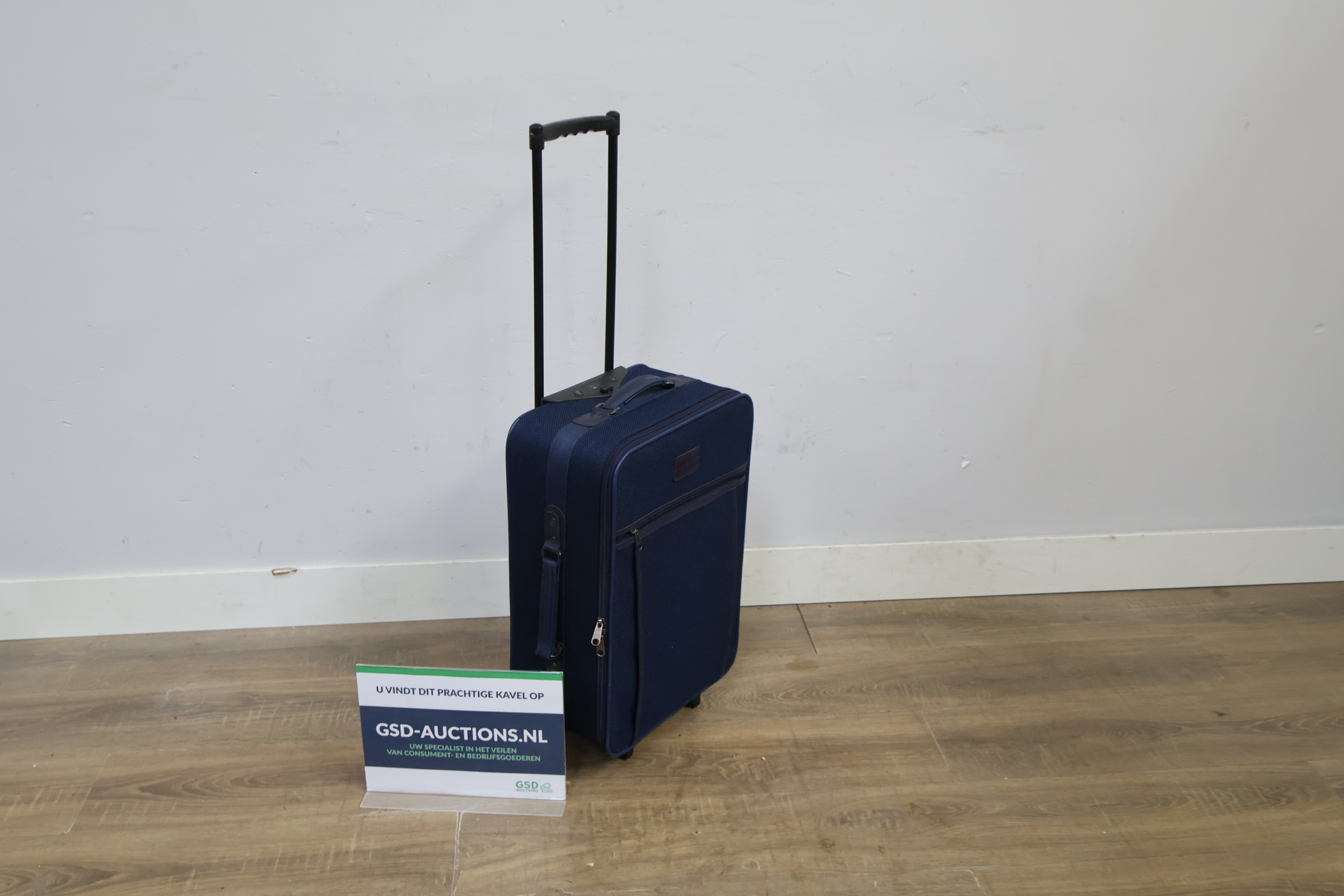 Donkere zachte reiskoffer met uittrekbare handgreep – foto 2 – kavel bij GSD Auctions, Zoeterwoude