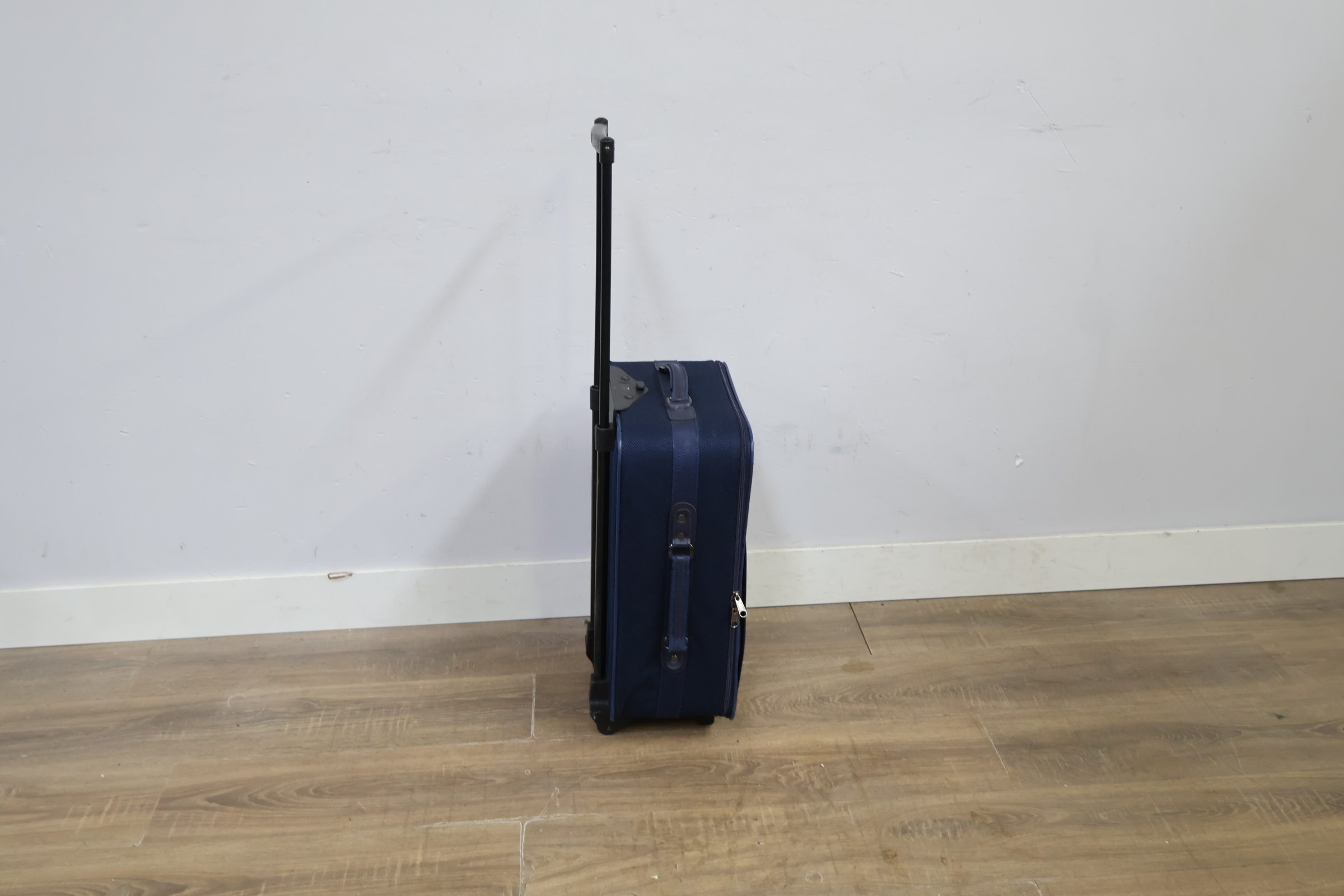 Donkere zachte reiskoffer met uittrekbare handgreep – foto 3 – kavel bij GSD Auctions, Zoeterwoude