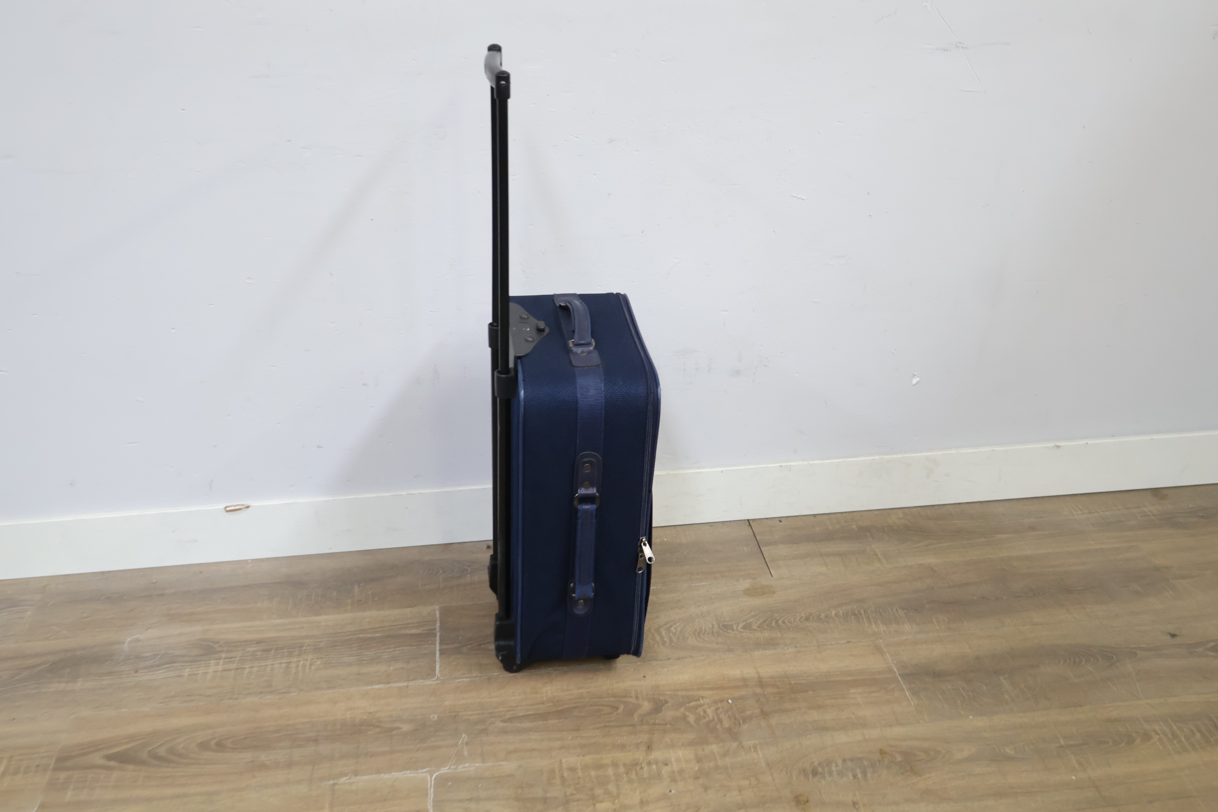 Donkere zachte reiskoffer met uittrekbare handgreep – foto 4 – kavel bij GSD Auctions, Zoeterwoude